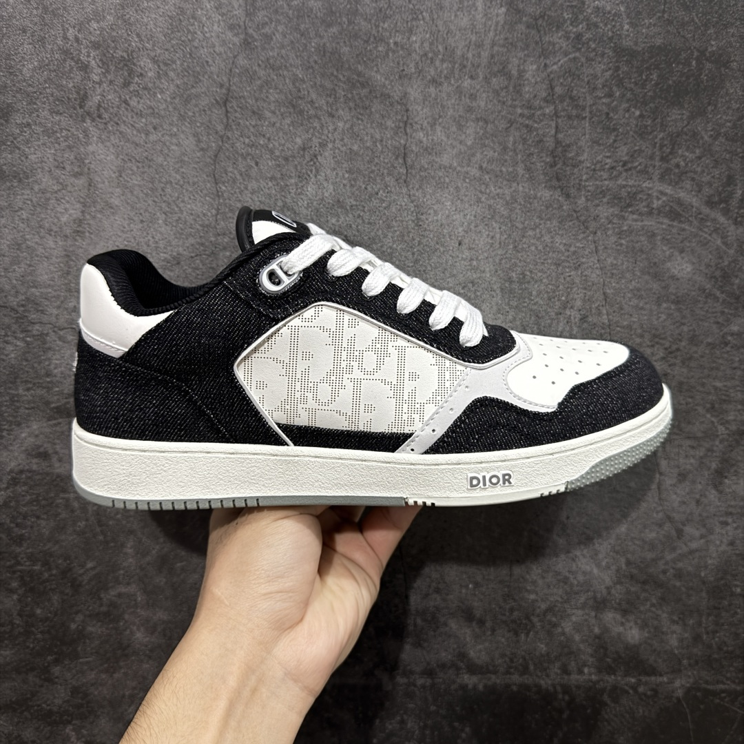 【莞产礼盒版】2025s Dior迪奥B27系列市面顶级版本出货‼ ‼ 全新礼盒包装版本 市面为数不多的“真正原鞋拆解开发”选材耗时就半个多月 进口原厂皮料 无色差细节拉满 敢与AJ大迪奥相媲美，由意大利工坊匠心打造，黄俊捷、林一等各大明星、网红博主争先上脚且全国各大专柜一鞋难求💥鞋面牛皮拼接D印花LOGO✔内里进口网布、TPU大底以别具一格的立体效果，展现摩登优雅格调，高街潮流搭配必备潮品 尺码：39-45-选品中心