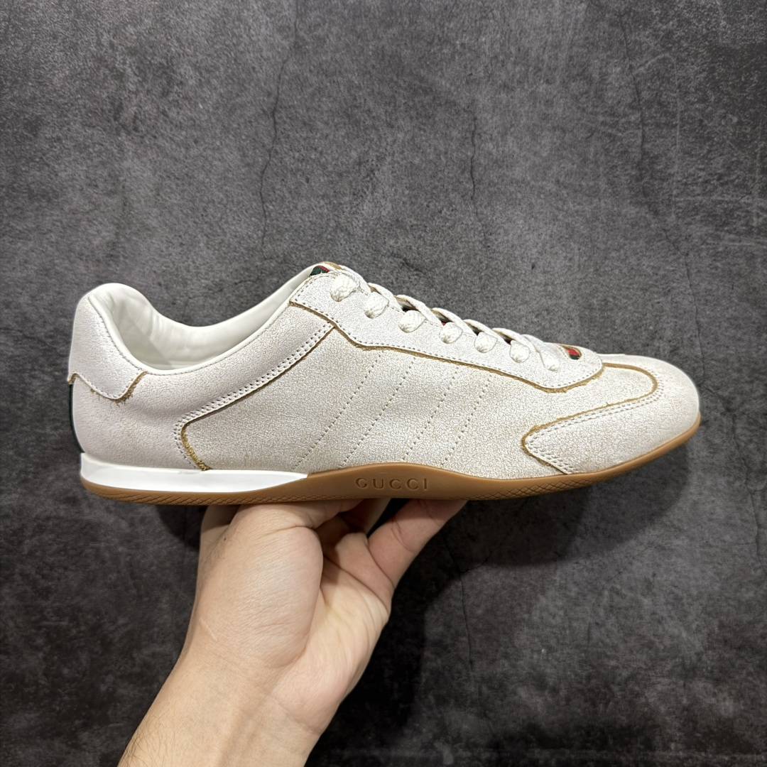 【莞产礼盒版】GUCCI 古驰 Shift 皮革圆头系带低帮生活休闲鞋 新款Gucci Shift系列直接美晕 做旧设计 复古又随性Gucci正式发布全新“Gucci Shift”运动鞋系列。该系列从品牌深厚的马术传统汲取灵感，以经典Web条纹为核心，融合多元材质与现代设计，展现品牌标志性的传承与创新 轻盈舒适的穿着感搭配极简廓形，营造出利落而摩登的气质。麂皮、帆布及科技面料的丰富组合，与大胆的配色与设计相得益彰，一同展现更具个性的优雅与活力 尺码：35 36 37 38 39 40 41 42 43 44-选品中心