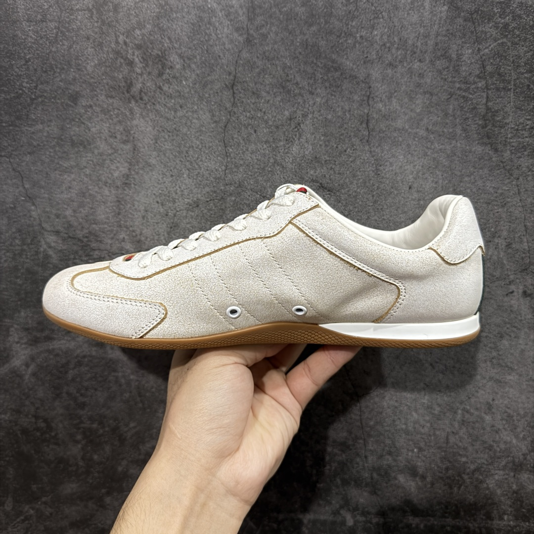 图片[2]-【莞产礼盒版】GUCCI 古驰 Shift 皮革圆头系带低帮生活休闲鞋 新款Gucci Shift系列直接美晕 做旧设计 复古又随性Gucci正式发布全新“Gucci Shift”运动鞋系列。该系列从品牌深厚的马术传统汲取灵感，以经典Web条纹为核心，融合多元材质与现代设计，展现品牌标志性的传承与创新 轻盈舒适的穿着感搭配极简廓形，营造出利落而摩登的气质。麂皮、帆布及科技面料的丰富组合，与大胆的配色与设计相得益彰，一同展现更具个性的优雅与活力 尺码：35 36 37 38 39 40 41 42 43 44-选品中心