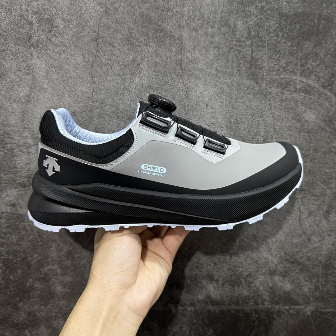 【公司级】DESCENTE BOA 迪桑特轻盈缓震透气鞋面时尚休闲运动覆盖防水男子越野跑鞋 官方同步 正确细节 正确白色标 正确米其林大底 区别市场错版 适合技术路线单日徒步穿着 aeriosflgtx鞋受到长途野外跑步鞋的启发，适合在变化的地形上进行快速轻快的徒步旅行穿着，舒适而有支撑性，使您充满信心。 该设计与脚部融为一体，可最大限度地减少摩擦，鞋面gore-tex保护膜具有超强防水效果，采用gore隐形适体(invisiblefit)技术，更轻薄舒适。鞋子鞋外底结构vibram®橡胶化合材料，防滑耐磨耐用，tpu鞋头可防磨损，压缩eva泡沫内底以及一体的tpu铁芯提高了灵活性和稳定性。这是一款集功能，户外，颜值于一体的超强登山鞋，强烈推荐💪🏻 尺码： 39-45含半码-选品中心