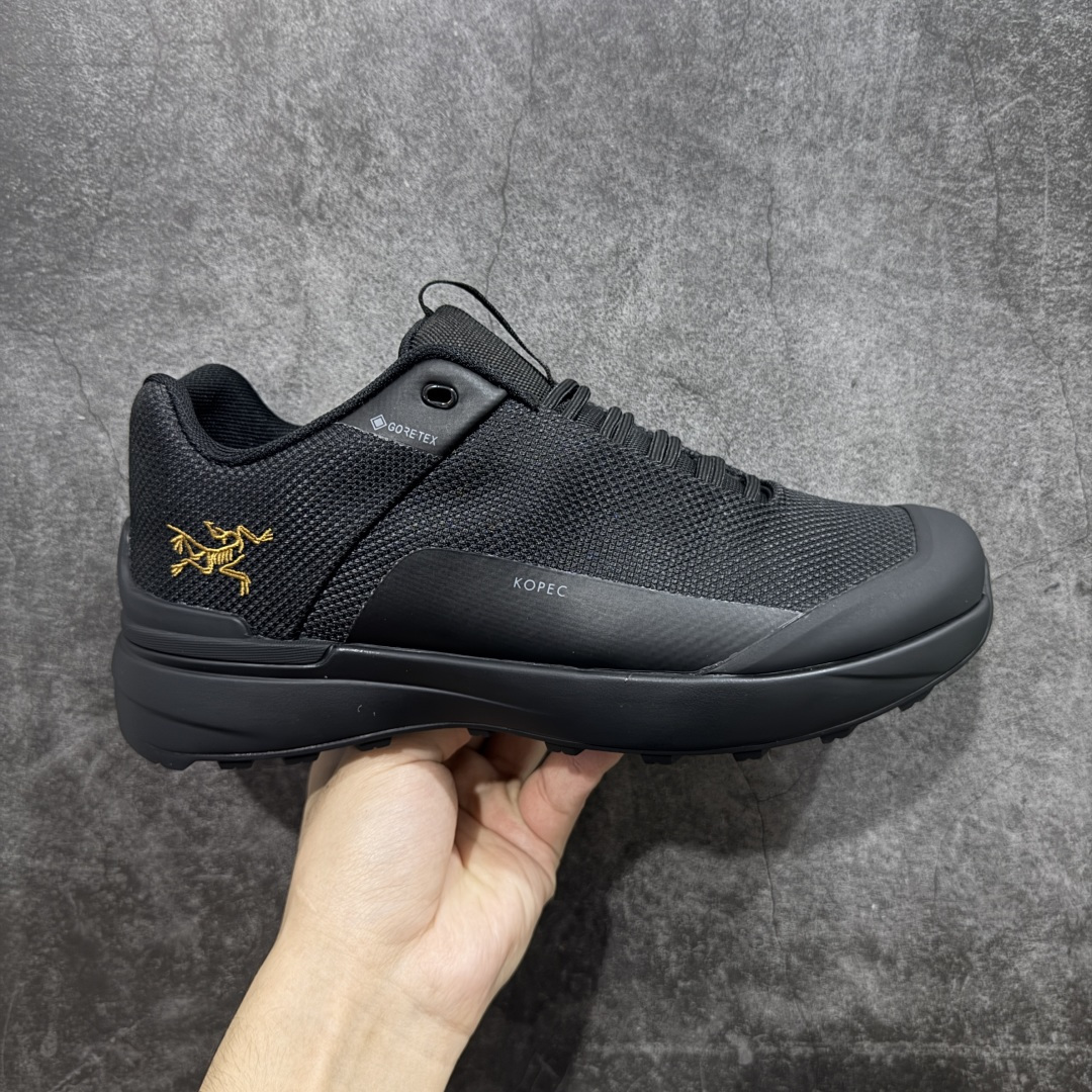 【莞产套盒版】始祖鸟ArcTeryx Kopec GTX M 覆盖透气男越野跑鞋 金标刺绣 正确后跟刺绣 完美细节版型 官方同步上架 适合技术路线单日徒步穿着 aeriosflgtx鞋受到长途野外跑步鞋的启发 适合在变化的地形上进行快速轻快的徒步旅行穿着，舒适而有支撑性，使您充满信心。该设计与脚部融为一体，可最大限度地减少摩擦，gore-tex保护膜网砂，采用gore隐形适体(invisiblefit)技术，更轻薄舒适。敏捷、稳定和技术路线上的自信源于vibram® megagrip外底、压缩eva内底以及一体的tpu。重量约：275g技术特点透气轻量耐磨鞋子鞋外底结构vibram®megagripM橡胶化合材料耐用柔软鞋子结构tpu鞋头可防磨损压缩eva泡沫内底以及一体的tpu铁芯提高了灵活性和稳定性，使您充满信心鞋子衬垫结构4mm厚ortholiteM3d模制插片材料gore-tex薄膜tpu高耐磨保护膜cordura® MX 尺码：39-45 编码： FJC350370-选品中心