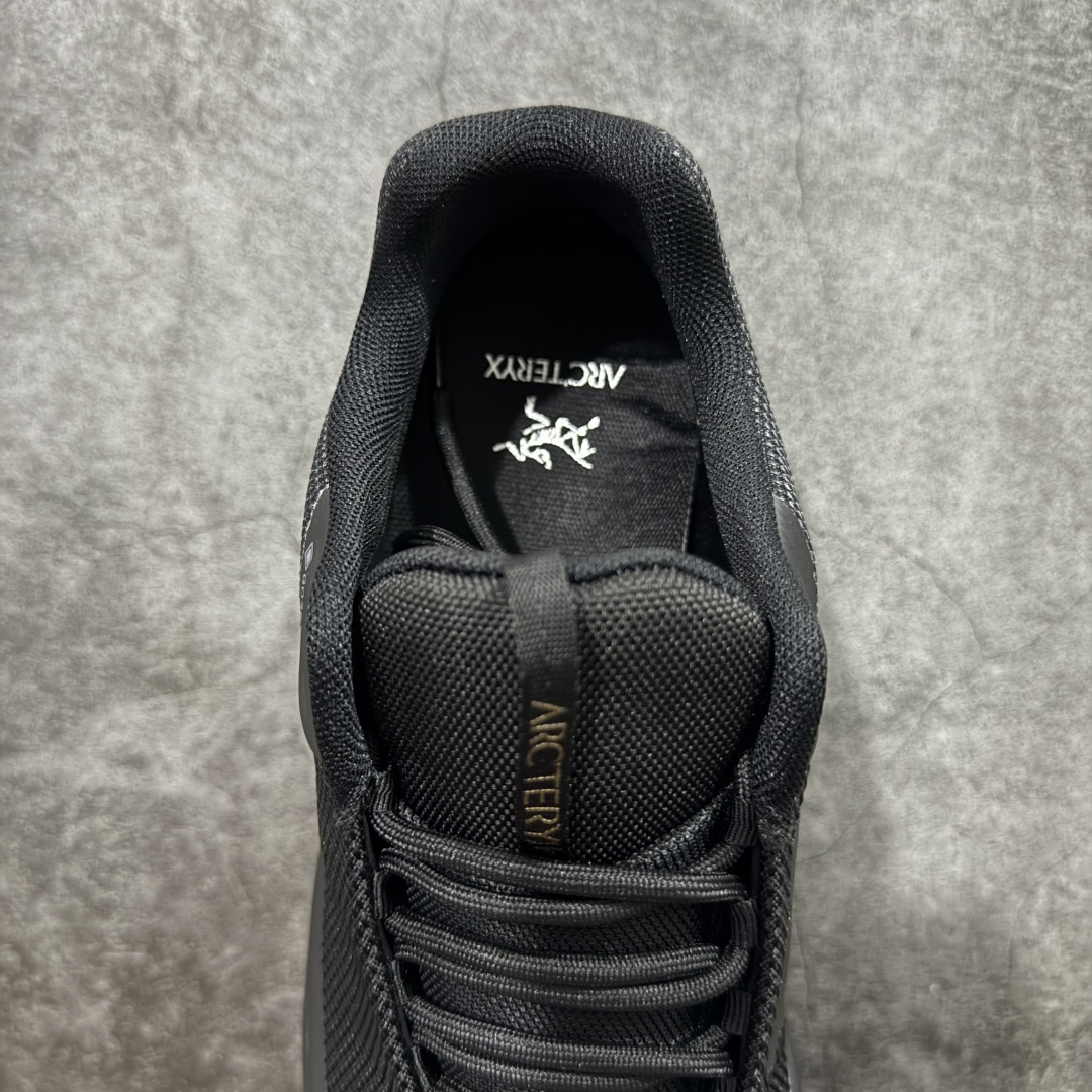 图片[8]-【莞产套盒版】始祖鸟ArcTeryx Kopec GTX M 覆盖透气男越野跑鞋 金标刺绣 正确后跟刺绣 完美细节版型 官方同步上架 适合技术路线单日徒步穿着 aeriosflgtx鞋受到长途野外跑步鞋的启发 适合在变化的地形上进行快速轻快的徒步旅行穿着，舒适而有支撑性，使您充满信心。该设计与脚部融为一体，可最大限度地减少摩擦，gore-tex保护膜网砂，采用gore隐形适体(invisiblefit)技术，更轻薄舒适。敏捷、稳定和技术路线上的自信源于vibram® megagrip外底、压缩eva内底以及一体的tpu。重量约：275g技术特点透气轻量耐磨鞋子鞋外底结构vibram®megagripM橡胶化合材料耐用柔软鞋子结构tpu鞋头可防磨损压缩eva泡沫内底以及一体的tpu铁芯提高了灵活性和稳定性，使您充满信心鞋子衬垫结构4mm厚ortholiteM3d模制插片材料gore-tex薄膜tpu高耐磨保护膜cordura® MX 尺码：39-45 编码： FJC350370-选品中心