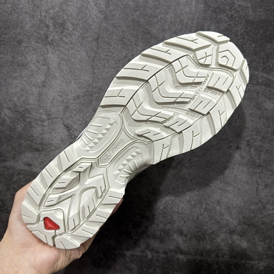 图片[9]-【绿x升级版】Salomon XT-QUEST Autumn Breeze 萨洛蒙情侣款户外机能鞋 白灰 491324 全新绿x升级版 品质大改进 ‼️ 全鞋改进为原厂一致材料打造 全新修长鞋型 相对老版臃肿鞋型 此版的版型更正 全新玻璃冲刀 清洁度提升 同步原版左右鞋带孔的间距加大（之前老版间距太小） 网面与鞋头材料校对一致无色差（老版网面有色差） 鞋后跟反口V字定型同步zp（老版臃肿为U字后跟反口） 鞋舌两侧鞋帮脚踝处更加直挺（之前老版往中间踏） 鞋盒黑盒改正为原版牛皮纸鞋盒 鞋头处添加☯️太极标 所有细节多次修改校正 坚持同步原版无差别 毋庸置疑全市场最好的版本💪🏻终端优势供应 尺码：36-46-选品中心