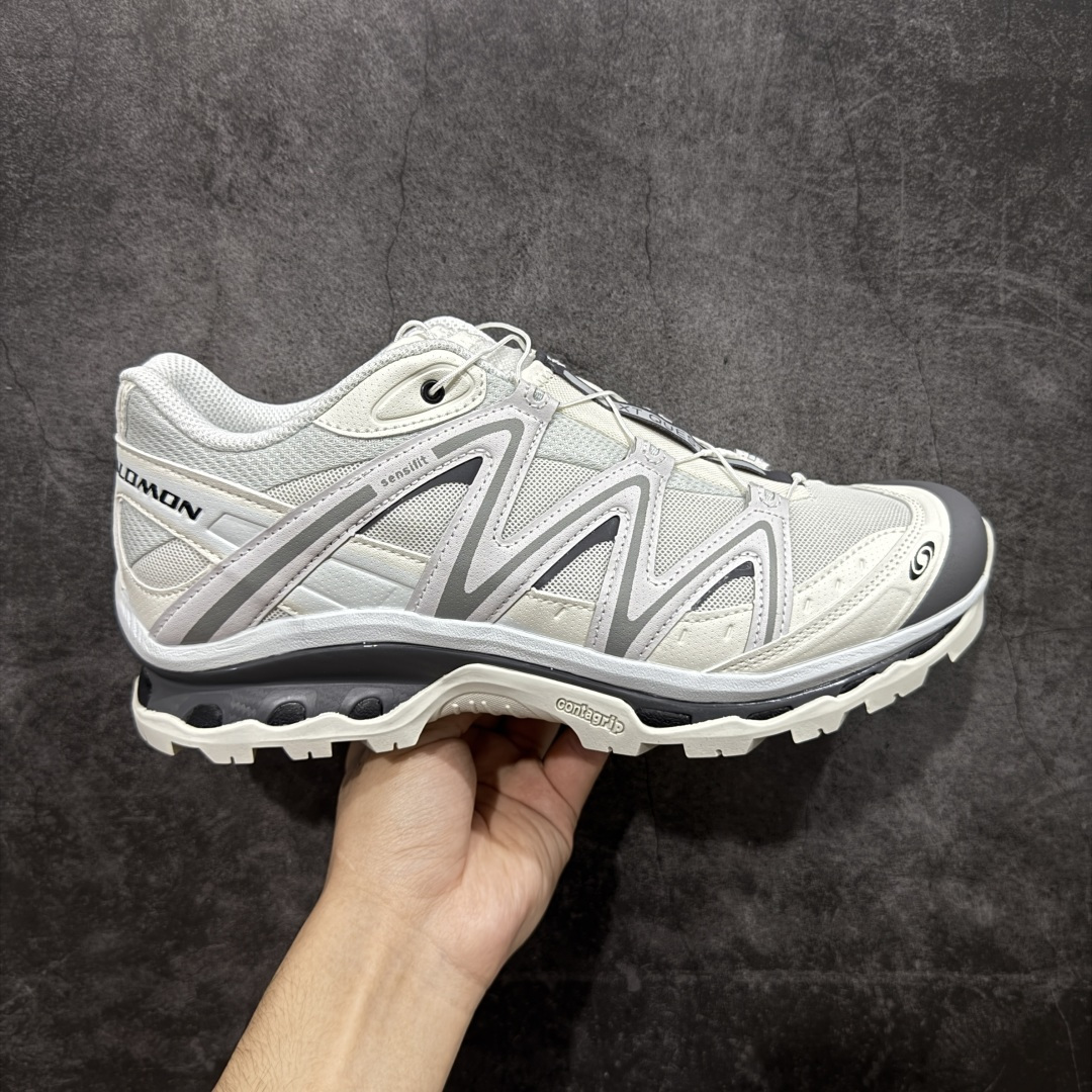 【绿x升级版】Salomon XT-QUEST Autumn Breeze 萨洛蒙情侣款户外机能鞋 白灰 491324 全新绿x升级版 品质大改进 ‼️ 全鞋改进为原厂一致材料打造 全新修长鞋型 相对老版臃肿鞋型 此版的版型更正 全新玻璃冲刀 清洁度提升 同步原版左右鞋带孔的间距加大（之前老版间距太小） 网面与鞋头材料校对一致无色差（老版网面有色差） 鞋后跟反口V字定型同步zp（老版臃肿为U字后跟反口） 鞋舌两侧鞋帮脚踝处更加直挺（之前老版往中间踏） 鞋盒黑盒改正为原版牛皮纸鞋盒 鞋头处添加☯️太极标 所有细节多次修改校正 坚持同步原版无差别 毋庸置疑全市场最好的版本💪🏻终端优势供应 尺码：36-46-选品中心