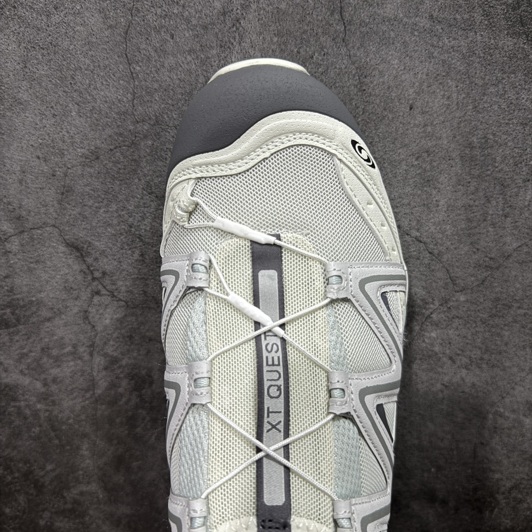 图片[5]-【绿x升级版】Salomon XT-QUEST Autumn Breeze 萨洛蒙情侣款户外机能鞋 白灰 491324 全新绿x升级版 品质大改进 ‼️ 全鞋改进为原厂一致材料打造 全新修长鞋型 相对老版臃肿鞋型 此版的版型更正 全新玻璃冲刀 清洁度提升 同步原版左右鞋带孔的间距加大（之前老版间距太小） 网面与鞋头材料校对一致无色差（老版网面有色差） 鞋后跟反口V字定型同步zp（老版臃肿为U字后跟反口） 鞋舌两侧鞋帮脚踝处更加直挺（之前老版往中间踏） 鞋盒黑盒改正为原版牛皮纸鞋盒 鞋头处添加☯️太极标 所有细节多次修改校正 坚持同步原版无差别 毋庸置疑全市场最好的版本💪🏻终端优势供应 尺码：36-46-选品中心