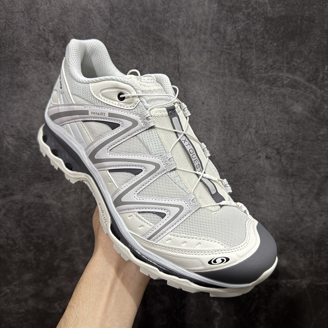 图片[3]-【绿x升级版】Salomon XT-QUEST Autumn Breeze 萨洛蒙情侣款户外机能鞋 白灰 491324 全新绿x升级版 品质大改进 ‼️ 全鞋改进为原厂一致材料打造 全新修长鞋型 相对老版臃肿鞋型 此版的版型更正 全新玻璃冲刀 清洁度提升 同步原版左右鞋带孔的间距加大（之前老版间距太小） 网面与鞋头材料校对一致无色差（老版网面有色差） 鞋后跟反口V字定型同步zp（老版臃肿为U字后跟反口） 鞋舌两侧鞋帮脚踝处更加直挺（之前老版往中间踏） 鞋盒黑盒改正为原版牛皮纸鞋盒 鞋头处添加☯️太极标 所有细节多次修改校正 坚持同步原版无差别 毋庸置疑全市场最好的版本💪🏻终端优势供应 尺码：36-46-选品中心