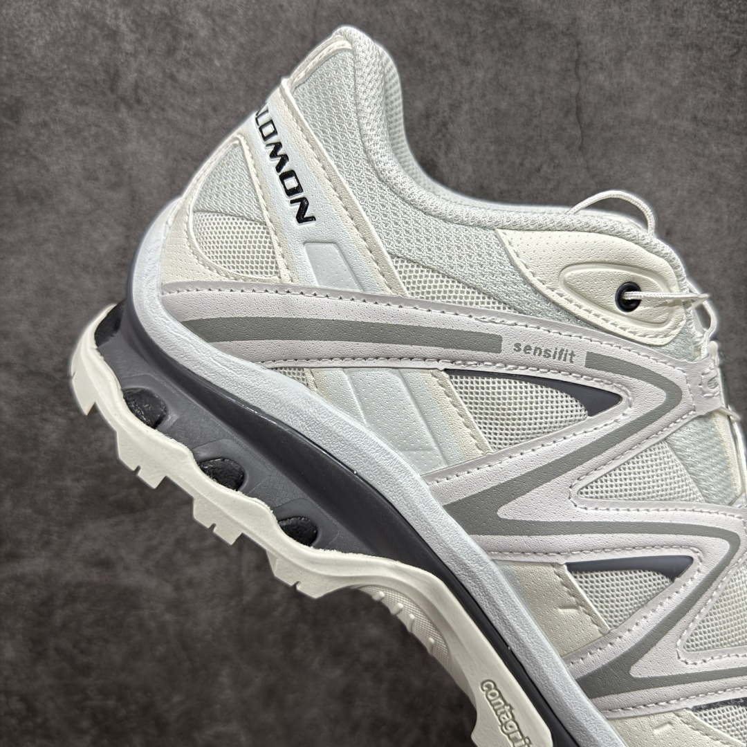 图片[7]-【绿x升级版】Salomon XT-QUEST Autumn Breeze 萨洛蒙情侣款户外机能鞋 白灰 491324 全新绿x升级版 品质大改进 ‼️ 全鞋改进为原厂一致材料打造 全新修长鞋型 相对老版臃肿鞋型 此版的版型更正 全新玻璃冲刀 清洁度提升 同步原版左右鞋带孔的间距加大（之前老版间距太小） 网面与鞋头材料校对一致无色差（老版网面有色差） 鞋后跟反口V字定型同步zp（老版臃肿为U字后跟反口） 鞋舌两侧鞋帮脚踝处更加直挺（之前老版往中间踏） 鞋盒黑盒改正为原版牛皮纸鞋盒 鞋头处添加☯️太极标 所有细节多次修改校正 坚持同步原版无差别 毋庸置疑全市场最好的版本💪🏻终端优势供应 尺码：36-46-选品中心