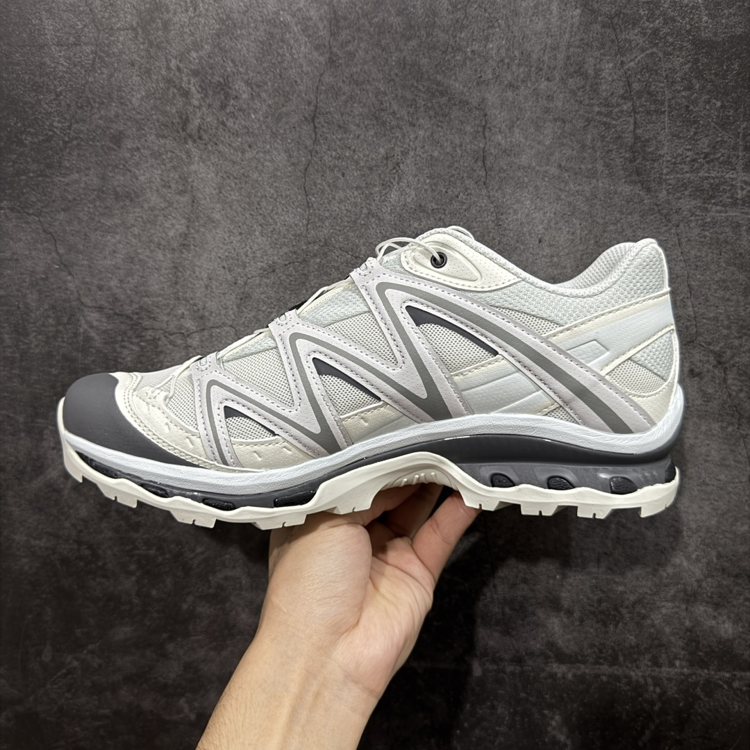 图片[2]-【绿x升级版】Salomon XT-QUEST Autumn Breeze 萨洛蒙情侣款户外机能鞋 白灰 491324 全新绿x升级版 品质大改进 ‼️ 全鞋改进为原厂一致材料打造 全新修长鞋型 相对老版臃肿鞋型 此版的版型更正 全新玻璃冲刀 清洁度提升 同步原版左右鞋带孔的间距加大（之前老版间距太小） 网面与鞋头材料校对一致无色差（老版网面有色差） 鞋后跟反口V字定型同步zp（老版臃肿为U字后跟反口） 鞋舌两侧鞋帮脚踝处更加直挺（之前老版往中间踏） 鞋盒黑盒改正为原版牛皮纸鞋盒 鞋头处添加☯️太极标 所有细节多次修改校正 坚持同步原版无差别 毋庸置疑全市场最好的版本💪🏻终端优势供应 尺码：36-46-选品中心