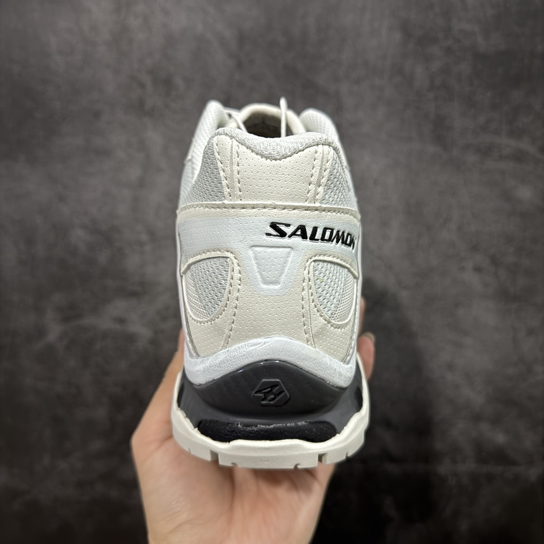 图片[4]-【绿x升级版】Salomon XT-QUEST Autumn Breeze 萨洛蒙情侣款户外机能鞋 白灰 491324 全新绿x升级版 品质大改进 ‼️ 全鞋改进为原厂一致材料打造 全新修长鞋型 相对老版臃肿鞋型 此版的版型更正 全新玻璃冲刀 清洁度提升 同步原版左右鞋带孔的间距加大（之前老版间距太小） 网面与鞋头材料校对一致无色差（老版网面有色差） 鞋后跟反口V字定型同步zp（老版臃肿为U字后跟反口） 鞋舌两侧鞋帮脚踝处更加直挺（之前老版往中间踏） 鞋盒黑盒改正为原版牛皮纸鞋盒 鞋头处添加☯️太极标 所有细节多次修改校正 坚持同步原版无差别 毋庸置疑全市场最好的版本💪🏻终端优势供应 尺码：36-46-选品中心