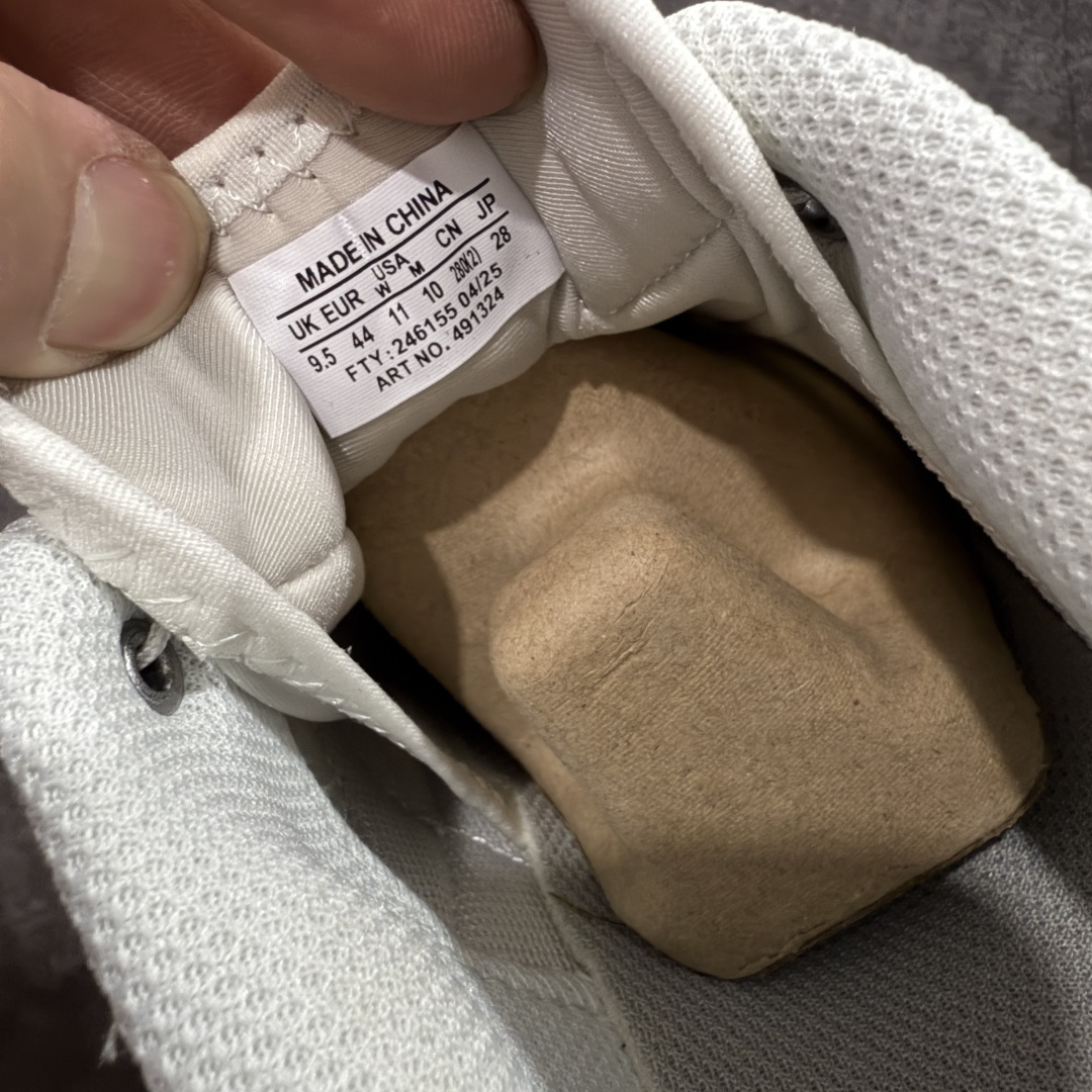 图片[8]-【绿x升级版】Salomon XT-QUEST Autumn Breeze 萨洛蒙情侣款户外机能鞋 白灰 491324 全新绿x升级版 品质大改进 ‼️ 全鞋改进为原厂一致材料打造 全新修长鞋型 相对老版臃肿鞋型 此版的版型更正 全新玻璃冲刀 清洁度提升 同步原版左右鞋带孔的间距加大（之前老版间距太小） 网面与鞋头材料校对一致无色差（老版网面有色差） 鞋后跟反口V字定型同步zp（老版臃肿为U字后跟反口） 鞋舌两侧鞋帮脚踝处更加直挺（之前老版往中间踏） 鞋盒黑盒改正为原版牛皮纸鞋盒 鞋头处添加☯️太极标 所有细节多次修改校正 坚持同步原版无差别 毋庸置疑全市场最好的版本💪🏻终端优势供应 尺码：36-46-选品中心