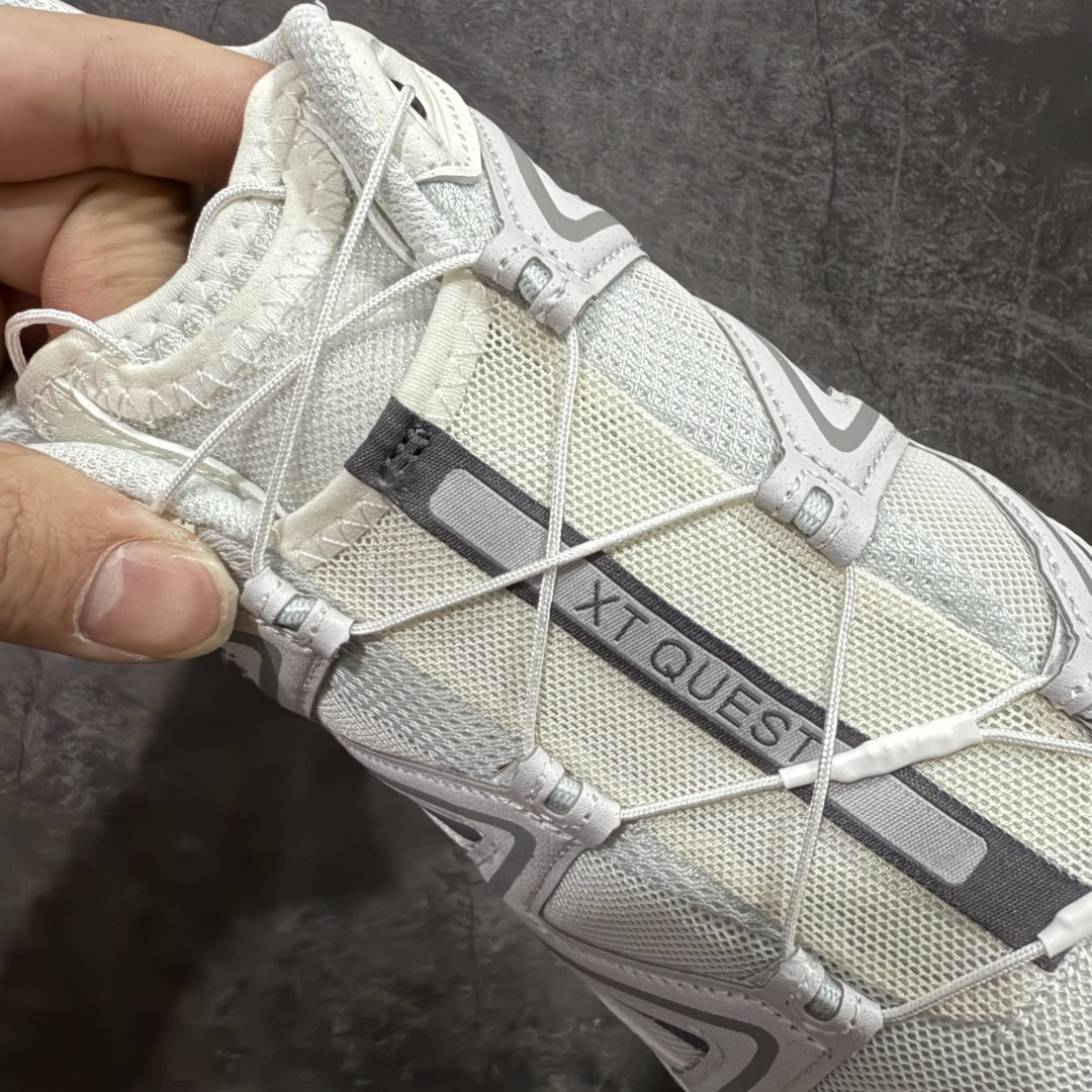 图片[7]-【绿x升级版】Salomon XT-QUEST Autumn Breeze 萨洛蒙情侣款户外机能鞋 白灰 491324 全新绿x升级版 品质大改进 ‼️ 全鞋改进为原厂一致材料打造 全新修长鞋型 相对老版臃肿鞋型 此版的版型更正 全新玻璃冲刀 清洁度提升 同步原版左右鞋带孔的间距加大（之前老版间距太小） 网面与鞋头材料校对一致无色差（老版网面有色差） 鞋后跟反口V字定型同步zp（老版臃肿为U字后跟反口） 鞋舌两侧鞋帮脚踝处更加直挺（之前老版往中间踏） 鞋盒黑盒改正为原版牛皮纸鞋盒 鞋头处添加☯️太极标 所有细节多次修改校正 坚持同步原版无差别 毋庸置疑全市场最好的版本💪🏻终端优势供应 尺码：36-46-选品中心