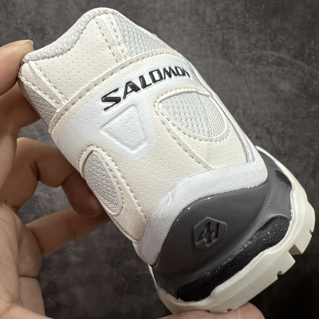 图片[2]-【绿x升级版】Salomon XT-QUEST Autumn Breeze 萨洛蒙情侣款户外机能鞋 白灰 491324 全新绿x升级版 品质大改进 ‼️ 全鞋改进为原厂一致材料打造 全新修长鞋型 相对老版臃肿鞋型 此版的版型更正 全新玻璃冲刀 清洁度提升 同步原版左右鞋带孔的间距加大（之前老版间距太小） 网面与鞋头材料校对一致无色差（老版网面有色差） 鞋后跟反口V字定型同步zp（老版臃肿为U字后跟反口） 鞋舌两侧鞋帮脚踝处更加直挺（之前老版往中间踏） 鞋盒黑盒改正为原版牛皮纸鞋盒 鞋头处添加☯️太极标 所有细节多次修改校正 坚持同步原版无差别 毋庸置疑全市场最好的版本💪🏻终端优势供应 尺码：36-46-选品中心