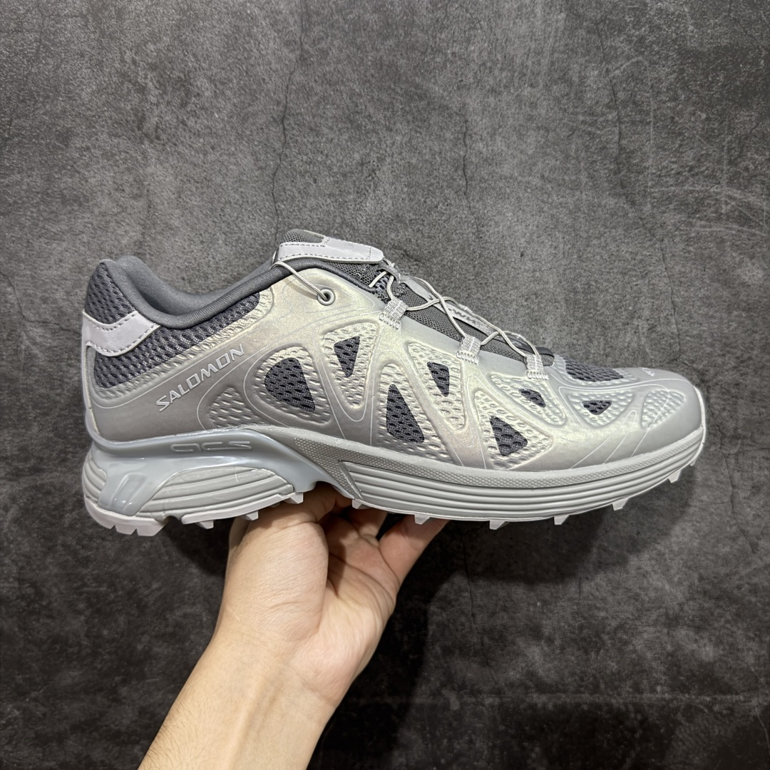 【绿x版本】SALOMON萨洛蒙 XT-WHISPER VOID 舒适柔软 休闲跑步鞋 男女同款 陨石灰 478756 纯原外贸平台特供订单 耗时半年巨作 #全套原纸板楦头开发 #原厂特供网布配套加持 #确保原汁原味 完美呈现版型 #原档数据独家私模五层组合大底 #男女鞋同步官方开发至46 #原装Ortholite轻量化鞋垫 #中底布带钢印编号 原厂TPU锁扣 #进口港宝加持 后跟自然饱满 还原公司包裹性 #鞋面采用SENSIFT贴合技术 #全方位贴合包裹脚型 #鞋跟部鞋底牵引设计 #提供强大的抓地性能 #更适应野外崎岖不平的道路 #基于 SALOMON 初代 XT 鞋身造型并搭载 4D ADVANCED CHASSIS™ 大底打造而成 为这款 XT-WHISPER 带来了多项足部控制与保护等功能性 如在运动过程中控制左右晃动的过程而提高稳定性、改善长途越野过程中足中到足尖的过渡、提高感知岩石的精确度以抵抗尖锐物体对脚底的伤害以及采用动态缓冲来增强穿着舒适感 从而减轻疲劳感 使 XT-WHISPER 成为一双舒适且安全的户外之履 货号：478756 尺码：36 36.5 37.5 38 38.5 39 40 40.5 41 42 42.5 43 44 45 46-选品中心