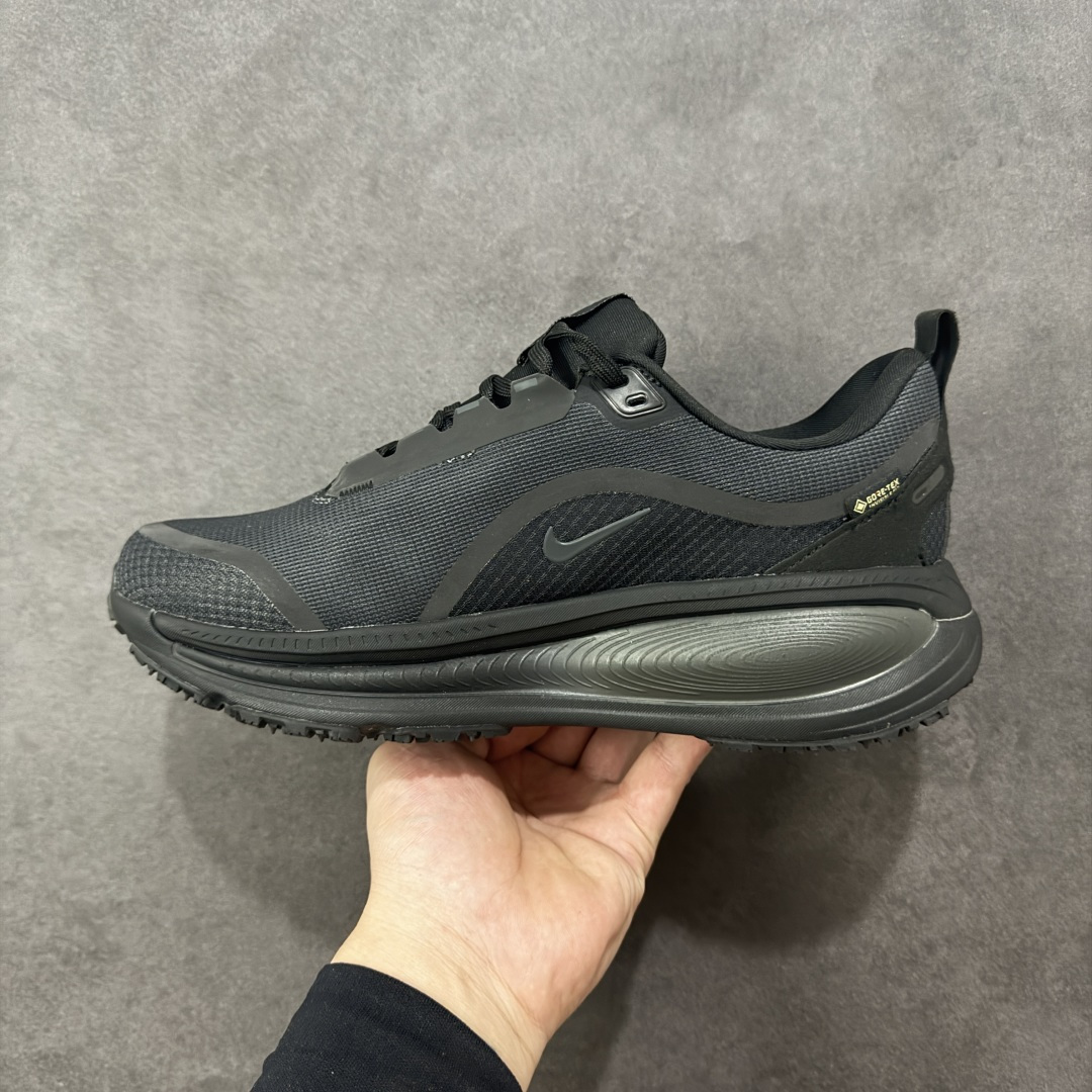 图片[2]-【纯原组合底】Nike VOMERO 18 GTX 耐克 舒适减震防滑 低帮跑步鞋 正确组合大底 正确真正gtx防水鞋面 全掌ReactX泡绵中底 前掌和后跟还配备了Air Zoom气垫单元 据说跑起来更快更舒适哦 这次最大的升级点 首次引入了ReactX泡绵 货号：HQ7001-001 尺码：35.5 36 36.5 37.5 38 38.5 39 40 40.5 41 42 42.5 43 44 45 编码：GLB240250-选品中心