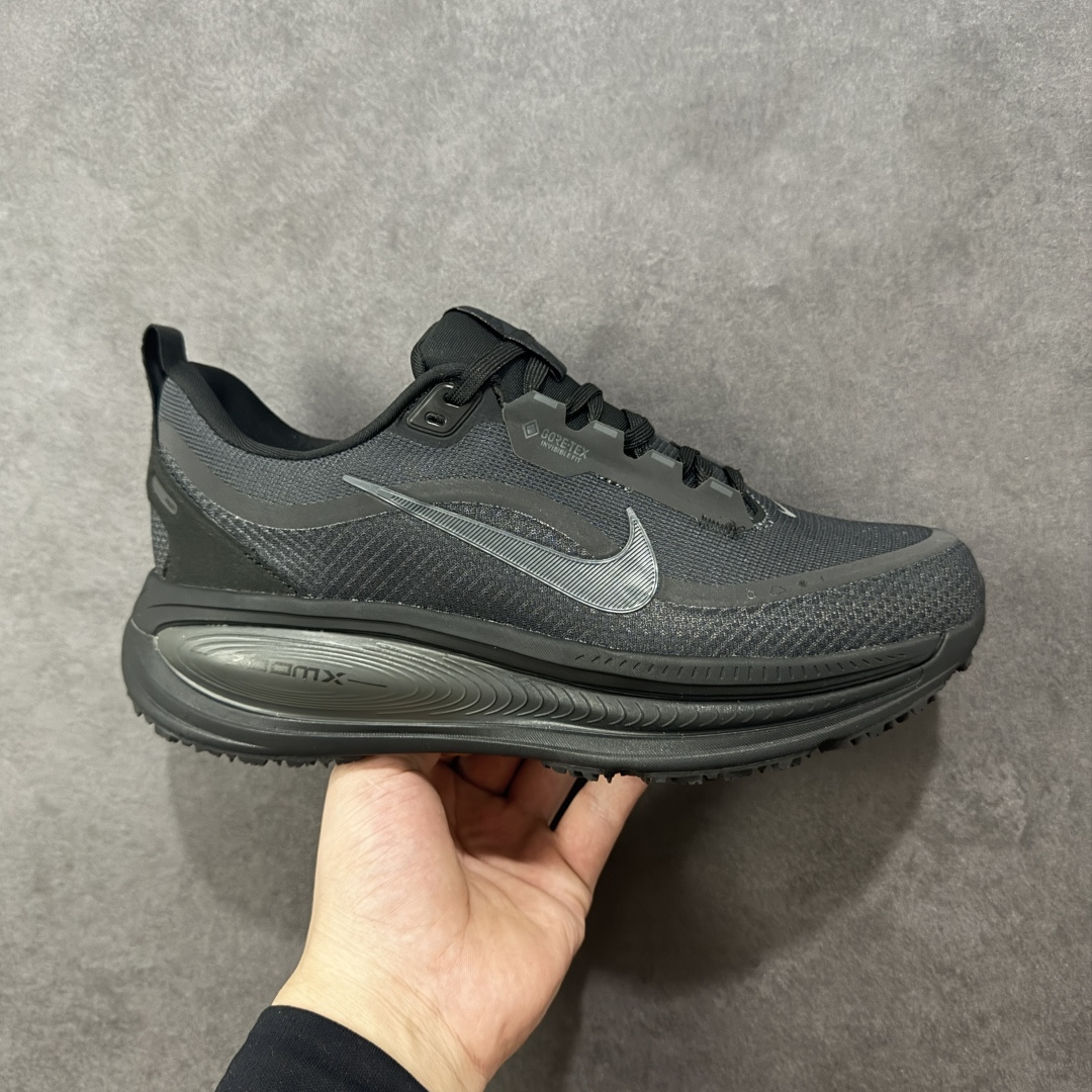 【纯原组合底】Nike VOMERO 18 GTX 耐克 舒适减震防滑 低帮跑步鞋 正确组合大底 正确真正gtx防水鞋面 全掌ReactX泡绵中底 前掌和后跟还配备了Air Zoom气垫单元 据说跑起来更快更舒适哦 这次最大的升级点 首次引入了ReactX泡绵 货号：HQ7001-001 尺码：35.5 36 36.5 37.5 38 38.5 39 40 40.5 41 42 42.5 43 44 45 编码：GLB240250-选品中心