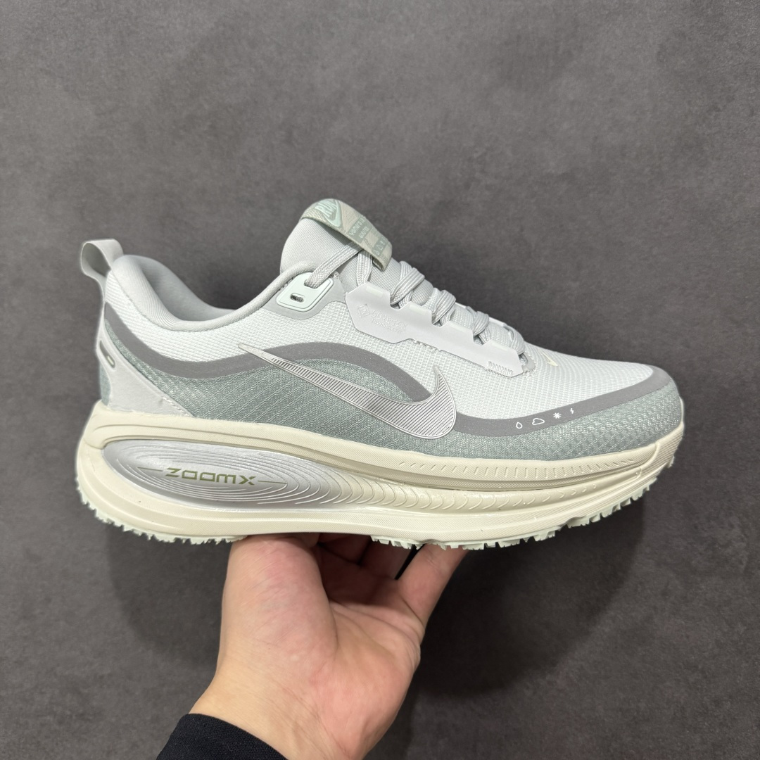 【纯原组合底】Nike VOMERO 18 GTX 耐克 舒适减震防滑 低帮跑步鞋 正确组合大底 正确真正gtx防水鞋面 全掌ReactX泡绵中底 前掌和后跟还配备了Air Zoom气垫单元 据说跑起来更快更舒适哦 这次最大的升级点 首次引入了ReactX泡绵 货号：HQ7001-001 尺码：35.5 36 36.5 37.5 38 38.5 39 40 40.5 41 42 42.5 43 44 45 编码：GLB240250-选品中心