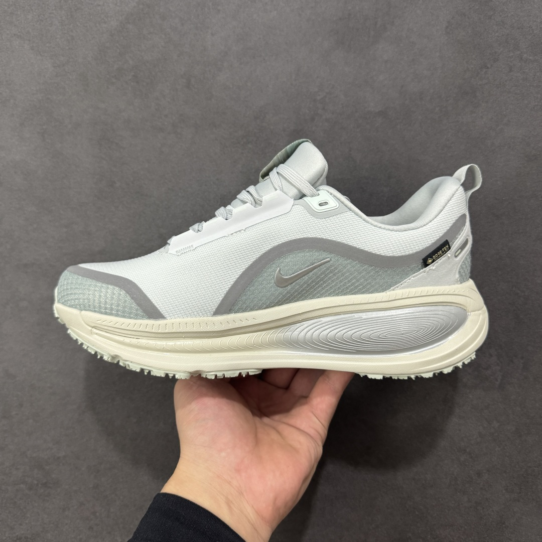 图片[2]-【纯原组合底】Nike VOMERO 18 GTX 耐克 舒适减震防滑 低帮跑步鞋 正确组合大底 正确真正gtx防水鞋面 全掌ReactX泡绵中底 前掌和后跟还配备了Air Zoom气垫单元 据说跑起来更快更舒适哦 这次最大的升级点 首次引入了ReactX泡绵 货号：HQ7001-001 尺码：35.5 36 36.5 37.5 38 38.5 39 40 40.5 41 42 42.5 43 44 45 编码：GLB240250-选品中心