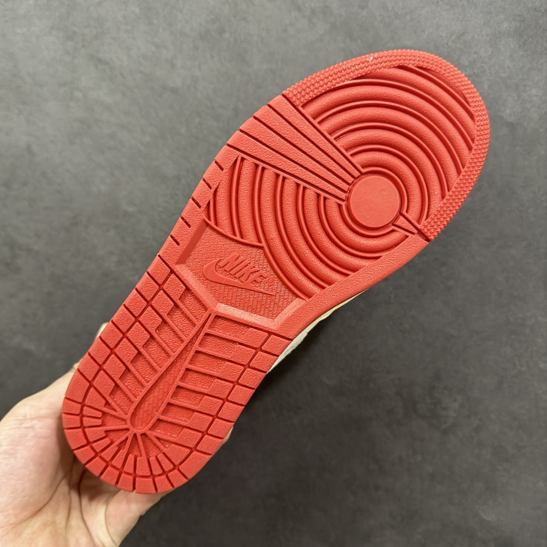 图片[9]-【公司级】Air Jordan 1 High OG Rare Air \”Cinnabar\” 高帮 朱砂红 AJ1 乔丹1代 aj1 乔1 高邦 朱砂红 乔丹篮球鞋系列 将传统与现代设计融为一体，非常适合收藏家和新爱好者。 鞋面采用优质皮革精心制作，展现出帆白和Light Bone色调的精致组合。这些柔和的中性色调让大胆的点缀脱颖而出，尤其是突出运动鞋的朱砂红。这种充满活力的红黑色鸳鸯装饰着标志性的Wings Logo标志，追踪Swoosh Logo标志，覆盖橡胶外底，并以渐变形式出现在鞋带上，鞋舌标签以醒目的蓝色为特色并点缀红色Nike Swoosh Logo，而做旧氧化中底则为设计锦上添花，提供干净而有凝聚力的外观。 货号：DB4612-100 尺码：36～47B 编码：GLA200210-选品中心