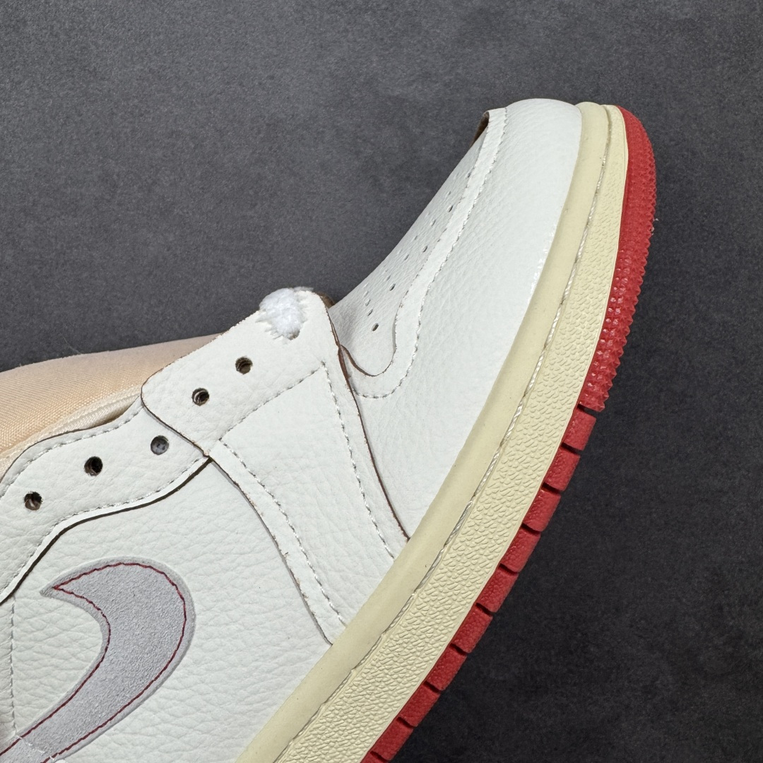 图片[5]-【公司级】Air Jordan 1 High OG Rare Air \”Cinnabar\” 高帮 朱砂红 AJ1 乔丹1代 aj1 乔1 高邦 朱砂红 乔丹篮球鞋系列 将传统与现代设计融为一体，非常适合收藏家和新爱好者。 鞋面采用优质皮革精心制作，展现出帆白和Light Bone色调的精致组合。这些柔和的中性色调让大胆的点缀脱颖而出，尤其是突出运动鞋的朱砂红。这种充满活力的红黑色鸳鸯装饰着标志性的Wings Logo标志，追踪Swoosh Logo标志，覆盖橡胶外底，并以渐变形式出现在鞋带上，鞋舌标签以醒目的蓝色为特色并点缀红色Nike Swoosh Logo，而做旧氧化中底则为设计锦上添花，提供干净而有凝聚力的外观。 货号：DB4612-100 尺码：36～47B 编码：GLA200210-选品中心