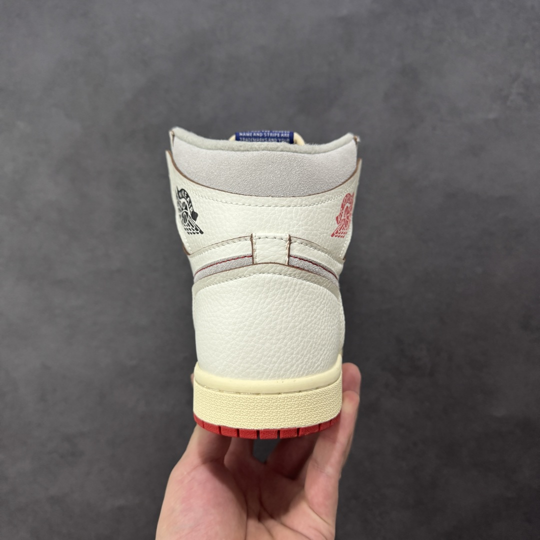 图片[4]-【公司级】Air Jordan 1 High OG Rare Air \”Cinnabar\” 高帮 朱砂红 AJ1 乔丹1代 aj1 乔1 高邦 朱砂红 乔丹篮球鞋系列 将传统与现代设计融为一体，非常适合收藏家和新爱好者。 鞋面采用优质皮革精心制作，展现出帆白和Light Bone色调的精致组合。这些柔和的中性色调让大胆的点缀脱颖而出，尤其是突出运动鞋的朱砂红。这种充满活力的红黑色鸳鸯装饰着标志性的Wings Logo标志，追踪Swoosh Logo标志，覆盖橡胶外底，并以渐变形式出现在鞋带上，鞋舌标签以醒目的蓝色为特色并点缀红色Nike Swoosh Logo，而做旧氧化中底则为设计锦上添花，提供干净而有凝聚力的外观。 货号：DB4612-100 尺码：36～47B 编码：GLA200210-选品中心