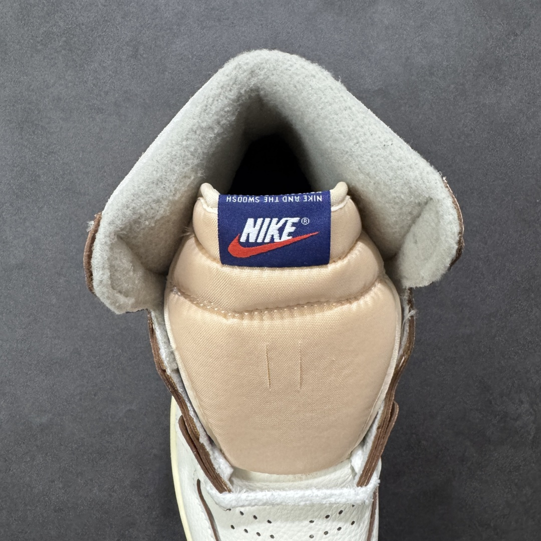 图片[7]-【公司级】Air Jordan 1 High OG Rare Air \”Cinnabar\” 高帮 朱砂红 AJ1 乔丹1代 aj1 乔1 高邦 朱砂红 乔丹篮球鞋系列 将传统与现代设计融为一体，非常适合收藏家和新爱好者。 鞋面采用优质皮革精心制作，展现出帆白和Light Bone色调的精致组合。这些柔和的中性色调让大胆的点缀脱颖而出，尤其是突出运动鞋的朱砂红。这种充满活力的红黑色鸳鸯装饰着标志性的Wings Logo标志，追踪Swoosh Logo标志，覆盖橡胶外底，并以渐变形式出现在鞋带上，鞋舌标签以醒目的蓝色为特色并点缀红色Nike Swoosh Logo，而做旧氧化中底则为设计锦上添花，提供干净而有凝聚力的外观。 货号：DB4612-100 尺码：36～47B 编码：GLA200210-选品中心
