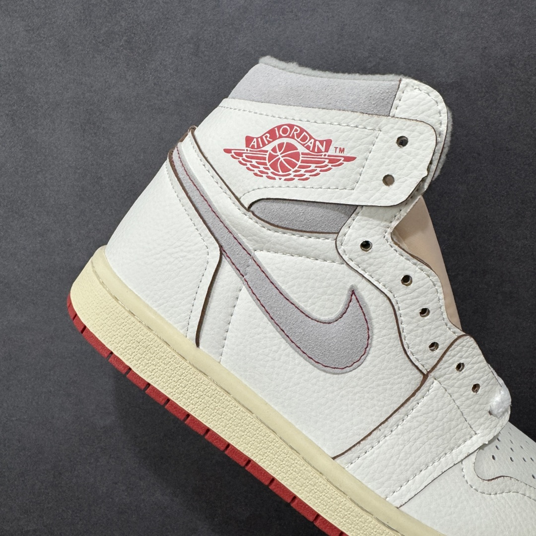 图片[6]-【公司级】Air Jordan 1 High OG Rare Air \”Cinnabar\” 高帮 朱砂红 AJ1 乔丹1代 aj1 乔1 高邦 朱砂红 乔丹篮球鞋系列 将传统与现代设计融为一体，非常适合收藏家和新爱好者。 鞋面采用优质皮革精心制作，展现出帆白和Light Bone色调的精致组合。这些柔和的中性色调让大胆的点缀脱颖而出，尤其是突出运动鞋的朱砂红。这种充满活力的红黑色鸳鸯装饰着标志性的Wings Logo标志，追踪Swoosh Logo标志，覆盖橡胶外底，并以渐变形式出现在鞋带上，鞋舌标签以醒目的蓝色为特色并点缀红色Nike Swoosh Logo，而做旧氧化中底则为设计锦上添花，提供干净而有凝聚力的外观。 货号：DB4612-100 尺码：36～47B 编码：GLA200210-选品中心
