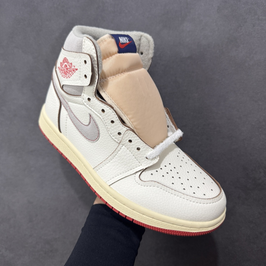 图片[3]-【公司级】Air Jordan 1 High OG Rare Air \”Cinnabar\” 高帮 朱砂红 AJ1 乔丹1代 aj1 乔1 高邦 朱砂红 乔丹篮球鞋系列 将传统与现代设计融为一体，非常适合收藏家和新爱好者。 鞋面采用优质皮革精心制作，展现出帆白和Light Bone色调的精致组合。这些柔和的中性色调让大胆的点缀脱颖而出，尤其是突出运动鞋的朱砂红。这种充满活力的红黑色鸳鸯装饰着标志性的Wings Logo标志，追踪Swoosh Logo标志，覆盖橡胶外底，并以渐变形式出现在鞋带上，鞋舌标签以醒目的蓝色为特色并点缀红色Nike Swoosh Logo，而做旧氧化中底则为设计锦上添花，提供干净而有凝聚力的外观。 货号：DB4612-100 尺码：36～47B 编码：GLA200210-选品中心