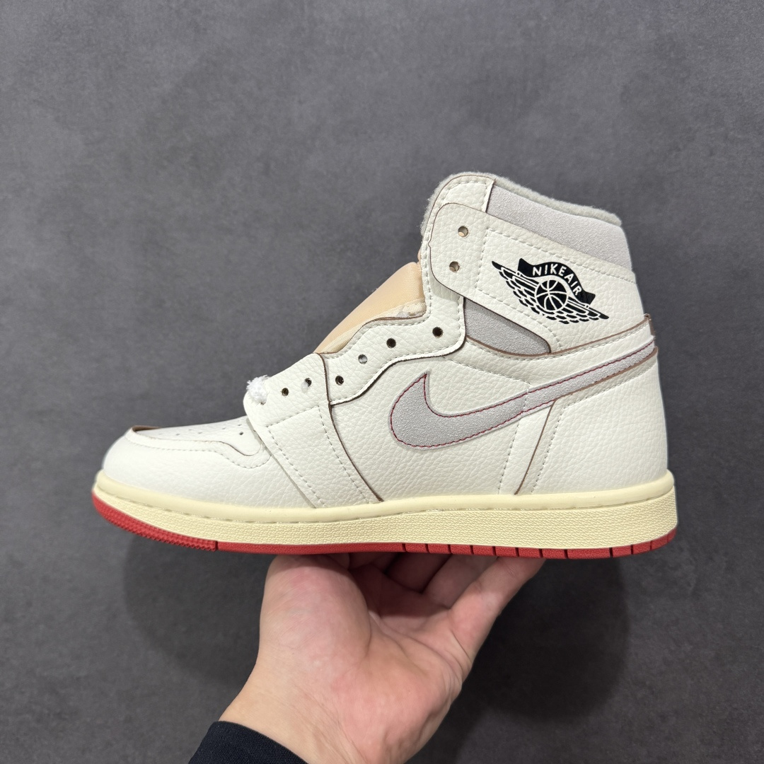 图片[2]-【公司级】Air Jordan 1 High OG Rare Air \”Cinnabar\” 高帮 朱砂红 AJ1 乔丹1代 aj1 乔1 高邦 朱砂红 乔丹篮球鞋系列 将传统与现代设计融为一体，非常适合收藏家和新爱好者。 鞋面采用优质皮革精心制作，展现出帆白和Light Bone色调的精致组合。这些柔和的中性色调让大胆的点缀脱颖而出，尤其是突出运动鞋的朱砂红。这种充满活力的红黑色鸳鸯装饰着标志性的Wings Logo标志，追踪Swoosh Logo标志，覆盖橡胶外底，并以渐变形式出现在鞋带上，鞋舌标签以醒目的蓝色为特色并点缀红色Nike Swoosh Logo，而做旧氧化中底则为设计锦上添花，提供干净而有凝聚力的外观。 货号：DB4612-100 尺码：36～47B 编码：GLA200210-选品中心