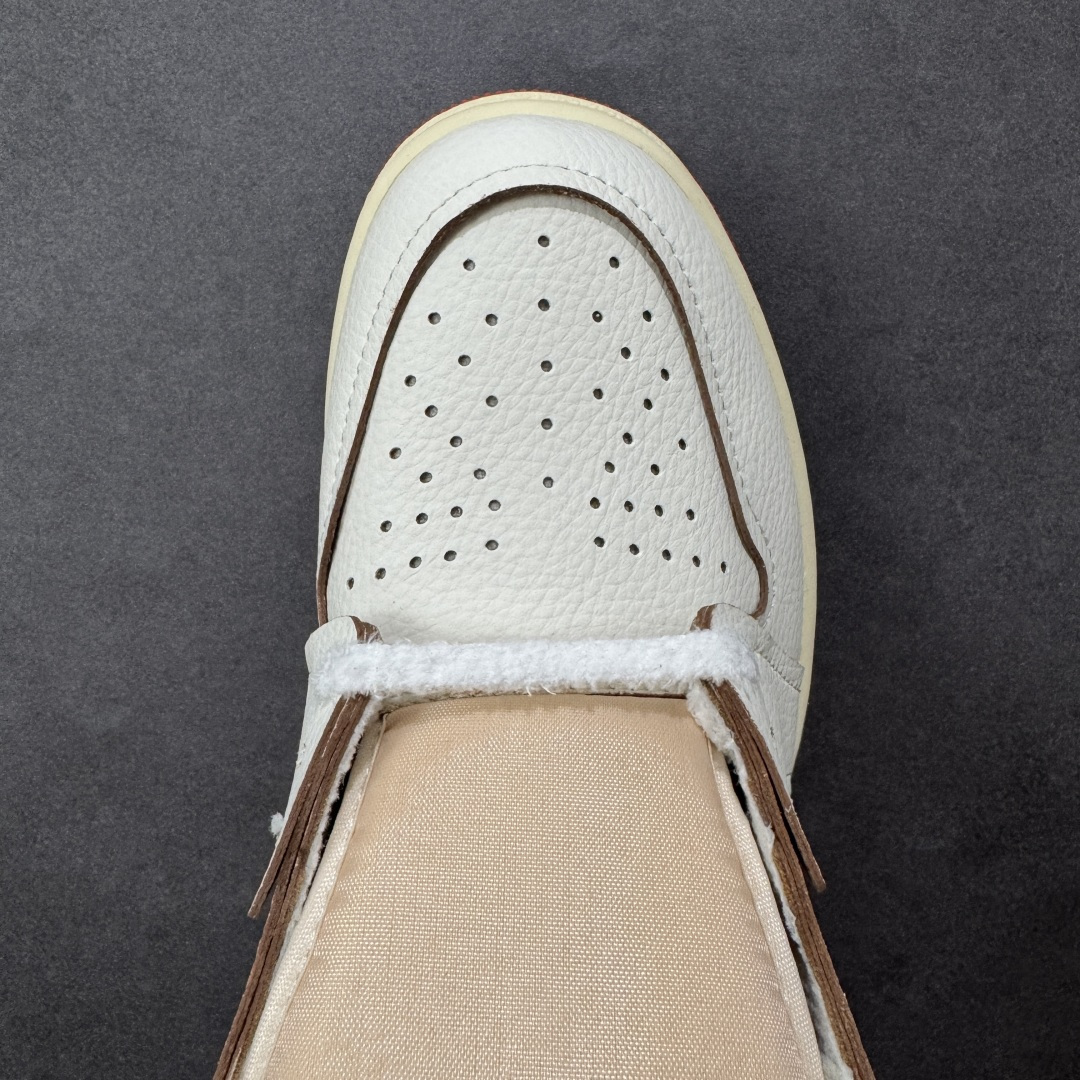 图片[8]-【公司级】Air Jordan 1 High OG Rare Air \”Cinnabar\” 高帮 朱砂红 AJ1 乔丹1代 aj1 乔1 高邦 朱砂红 乔丹篮球鞋系列 将传统与现代设计融为一体，非常适合收藏家和新爱好者。 鞋面采用优质皮革精心制作，展现出帆白和Light Bone色调的精致组合。这些柔和的中性色调让大胆的点缀脱颖而出，尤其是突出运动鞋的朱砂红。这种充满活力的红黑色鸳鸯装饰着标志性的Wings Logo标志，追踪Swoosh Logo标志，覆盖橡胶外底，并以渐变形式出现在鞋带上，鞋舌标签以醒目的蓝色为特色并点缀红色Nike Swoosh Logo，而做旧氧化中底则为设计锦上添花，提供干净而有凝聚力的外观。 货号：DB4612-100 尺码：36～47B 编码：GLA200210-选品中心