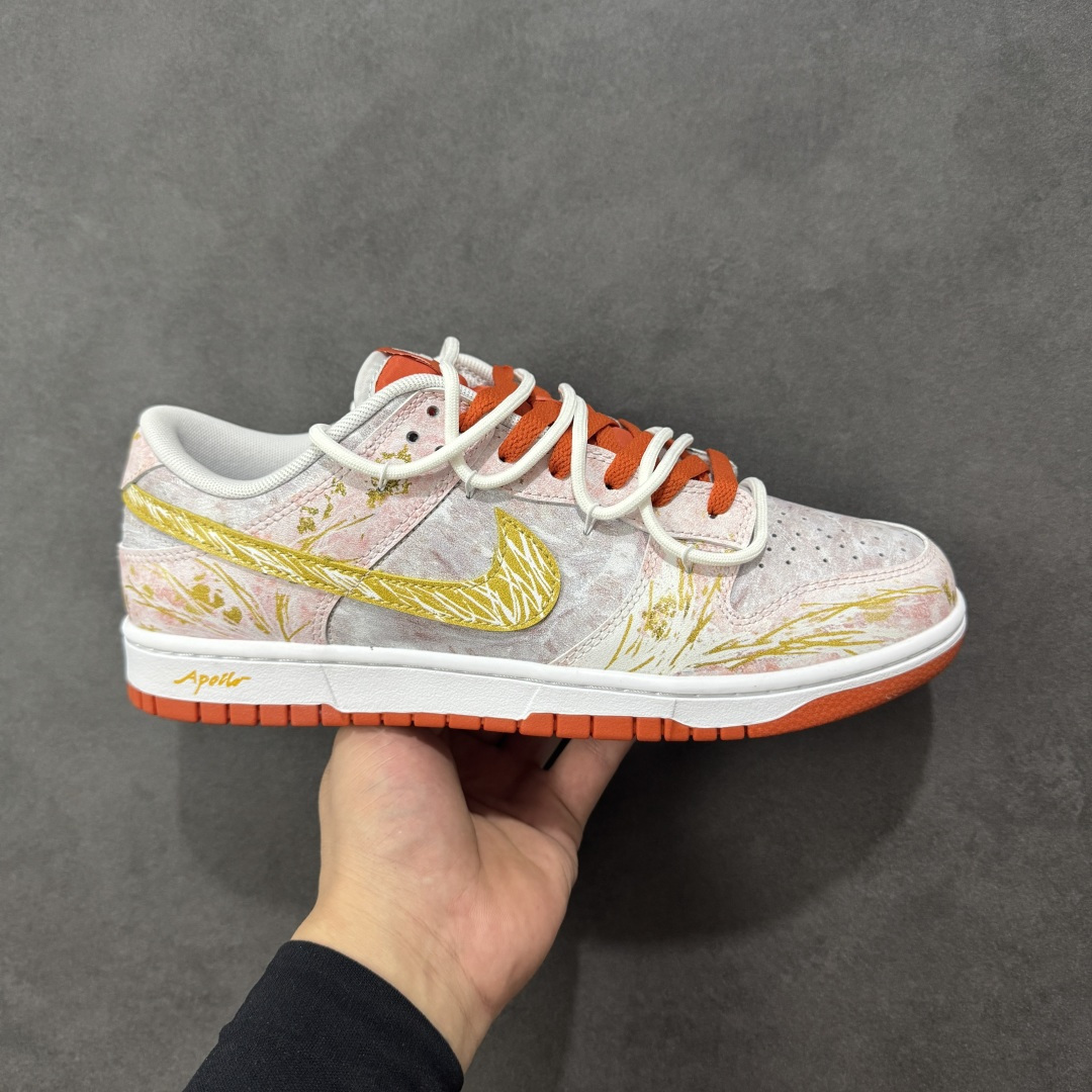 【定制版】Nike Dunk SB Low 耐克 SB 太阳神阿波罗 烫金工艺 白橙金解构双鞋带 复古百搭耐磨低邦板鞋 该定制版球鞋选用原鞋款为Nike Dunk SB Low,此鞋灵感来源于阿波罗。 货号:FQ6965-700 尺码:40 40.5 41 42 42.5 43 44 44.5 45 46 编码:HXSB330340-选品中心