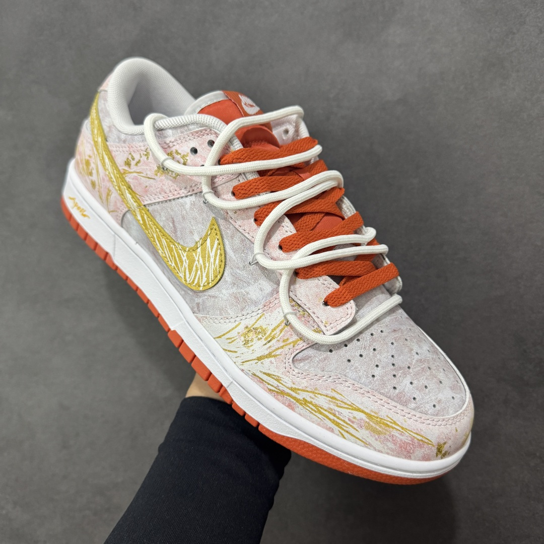 图片[3]-【定制版】Nike Dunk SB Low 耐克 SB 太阳神阿波罗 烫金工艺 白橙金解构双鞋带 复古百搭耐磨低邦板鞋 该定制版球鞋选用原鞋款为Nike Dunk SB Low，此鞋灵感来源于阿波罗。 货号：FQ6965-700 尺码：40 40.5 41 42 42.5 43 44 44.5 45 46 编码：HXSB330340-选品中心