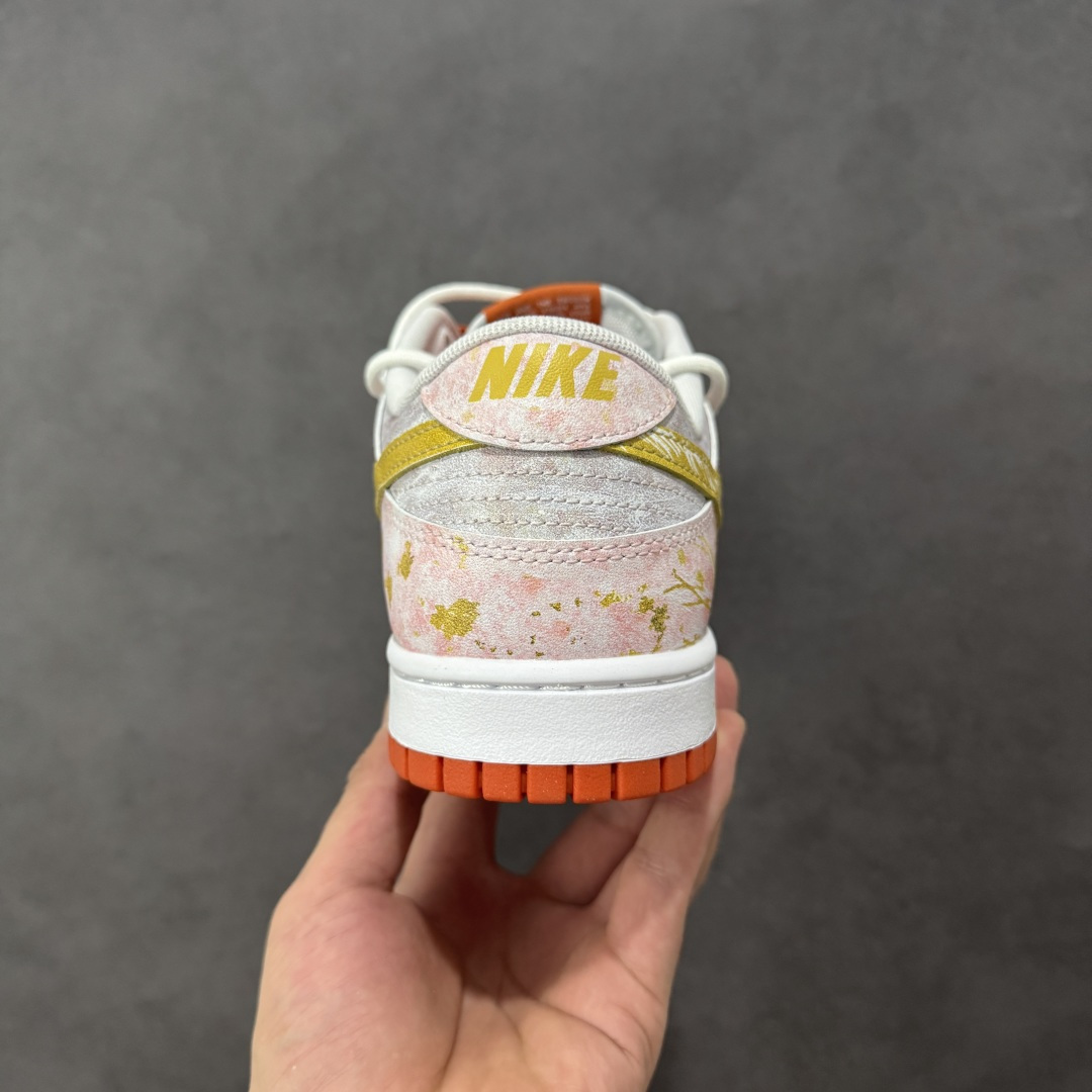 图片[4]-【定制版】Nike Dunk SB Low 耐克 SB 太阳神阿波罗 烫金工艺 白橙金解构双鞋带 复古百搭耐磨低邦板鞋 该定制版球鞋选用原鞋款为Nike Dunk SB Low，此鞋灵感来源于阿波罗。 货号：FQ6965-700 尺码：40 40.5 41 42 42.5 43 44 44.5 45 46 编码：HXSB330340-选品中心
