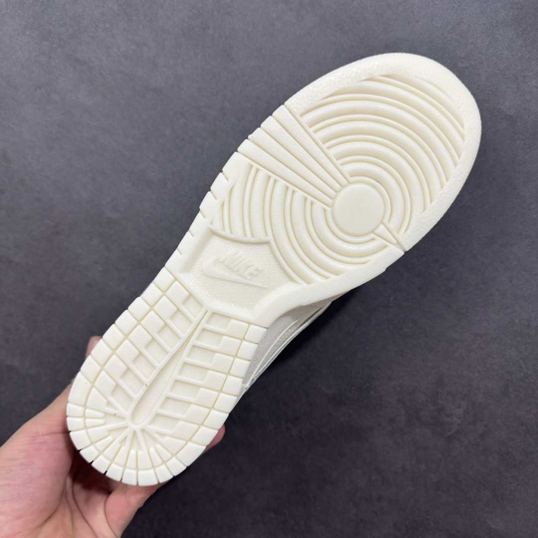 图片[9]-【定制版】Nike SB Dunk Low“ Supreme联名—米灰猪八革” 周年高端定制 低帮休闲板鞋 定制鞋盒 大厂纯原品质出货 超高清洁度 皮料切割干净无任何毛边 细节完美 货号：DN3168-007 尺码：36 36.5 37.5 38 38.5 39 40 40.5 41 42 42.5 43 44 44.5 45 编码：HXSB330340-选品中心