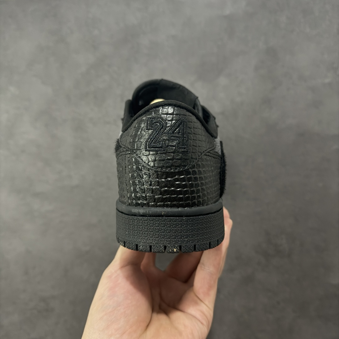 图片[4]-【定制版】Kobe x Travis Scott x Air Jordan 1 Low 科比 x AJ1 低帮 黑武士倒钩 AJ1 乔丹1代 aj1 乔1 低邦 全黑色倒勾 乔丹篮球鞋系列 鞋身整体以黑色为底搭配黑色框架覆盖层，标志性的反钩Swoosh Logo采用黑色毛绒点缀，内侧也辅以黑色毛绒Swoosh Logo呈现，鞋舌等多处TS标志性元素均得以保留；鞋舌绣标上以科比剑鞘Logo呈现，左右后跟的数字8与24采用黑色缝线打造，后跟侧下方印有紫色科比剑鞘Logo，彰显联名身份；最后以黑色中底搭配同色橡胶外底完善整体设计收尾。 货号：LD2028-039 尺码：36 36.5 37.5 38 38.5 39 40 40.5 41 42 42.5 43 44 44.5 45 编码：HXSB330340-选品中心