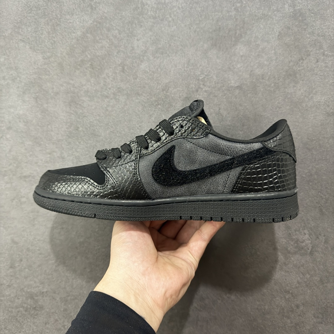 图片[2]-【定制版】Kobe x Travis Scott x Air Jordan 1 Low 科比 x AJ1 低帮 黑武士倒钩 AJ1 乔丹1代 aj1 乔1 低邦 全黑色倒勾 乔丹篮球鞋系列 鞋身整体以黑色为底搭配黑色框架覆盖层，标志性的反钩Swoosh Logo采用黑色毛绒点缀，内侧也辅以黑色毛绒Swoosh Logo呈现，鞋舌等多处TS标志性元素均得以保留；鞋舌绣标上以科比剑鞘Logo呈现，左右后跟的数字8与24采用黑色缝线打造，后跟侧下方印有紫色科比剑鞘Logo，彰显联名身份；最后以黑色中底搭配同色橡胶外底完善整体设计收尾。 货号：LD2028-039 尺码：36 36.5 37.5 38 38.5 39 40 40.5 41 42 42.5 43 44 44.5 45 编码：HXSB330340-选品中心