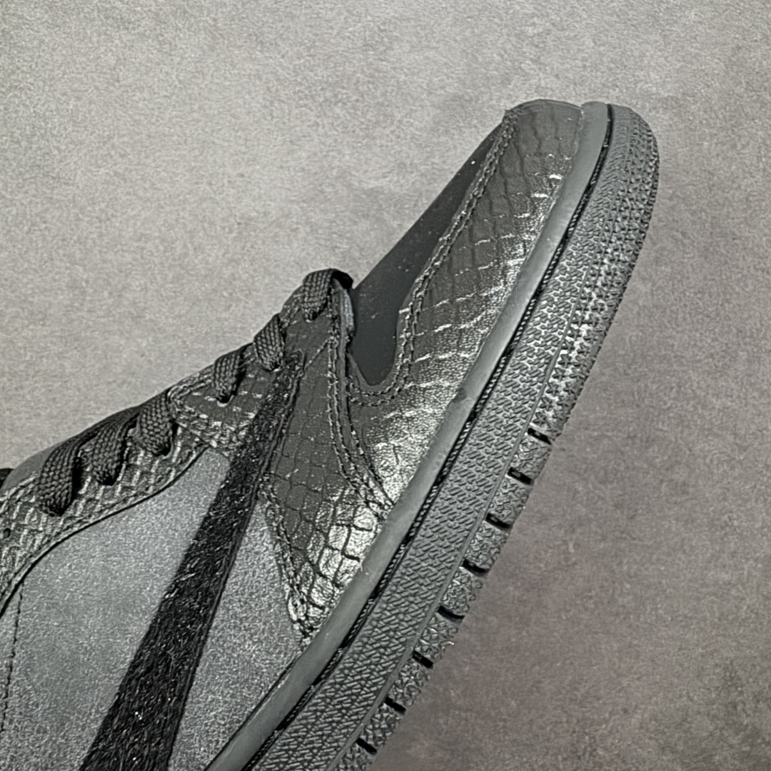 图片[5]-【定制版】Kobe x Travis Scott x Air Jordan 1 Low 科比 x AJ1 低帮 黑武士倒钩 AJ1 乔丹1代 aj1 乔1 低邦 全黑色倒勾 乔丹篮球鞋系列 鞋身整体以黑色为底搭配黑色框架覆盖层，标志性的反钩Swoosh Logo采用黑色毛绒点缀，内侧也辅以黑色毛绒Swoosh Logo呈现，鞋舌等多处TS标志性元素均得以保留；鞋舌绣标上以科比剑鞘Logo呈现，左右后跟的数字8与24采用黑色缝线打造，后跟侧下方印有紫色科比剑鞘Logo，彰显联名身份；最后以黑色中底搭配同色橡胶外底完善整体设计收尾。 货号：LD2028-039 尺码：36 36.5 37.5 38 38.5 39 40 40.5 41 42 42.5 43 44 44.5 45 编码：HXSB330340-选品中心