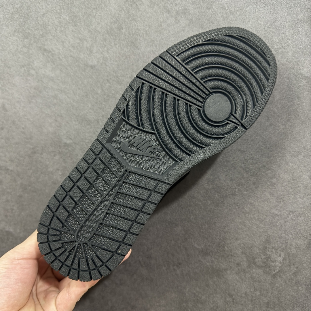 图片[9]-【定制版】Kobe x Travis Scott x Air Jordan 1 Low 科比 x AJ1 低帮 黑武士倒钩 AJ1 乔丹1代 aj1 乔1 低邦 全黑色倒勾 乔丹篮球鞋系列 鞋身整体以黑色为底搭配黑色框架覆盖层，标志性的反钩Swoosh Logo采用黑色毛绒点缀，内侧也辅以黑色毛绒Swoosh Logo呈现，鞋舌等多处TS标志性元素均得以保留；鞋舌绣标上以科比剑鞘Logo呈现，左右后跟的数字8与24采用黑色缝线打造，后跟侧下方印有紫色科比剑鞘Logo，彰显联名身份；最后以黑色中底搭配同色橡胶外底完善整体设计收尾。 货号：LD2028-039 尺码：36 36.5 37.5 38 38.5 39 40 40.5 41 42 42.5 43 44 44.5 45 编码：HXSB330340-选品中心