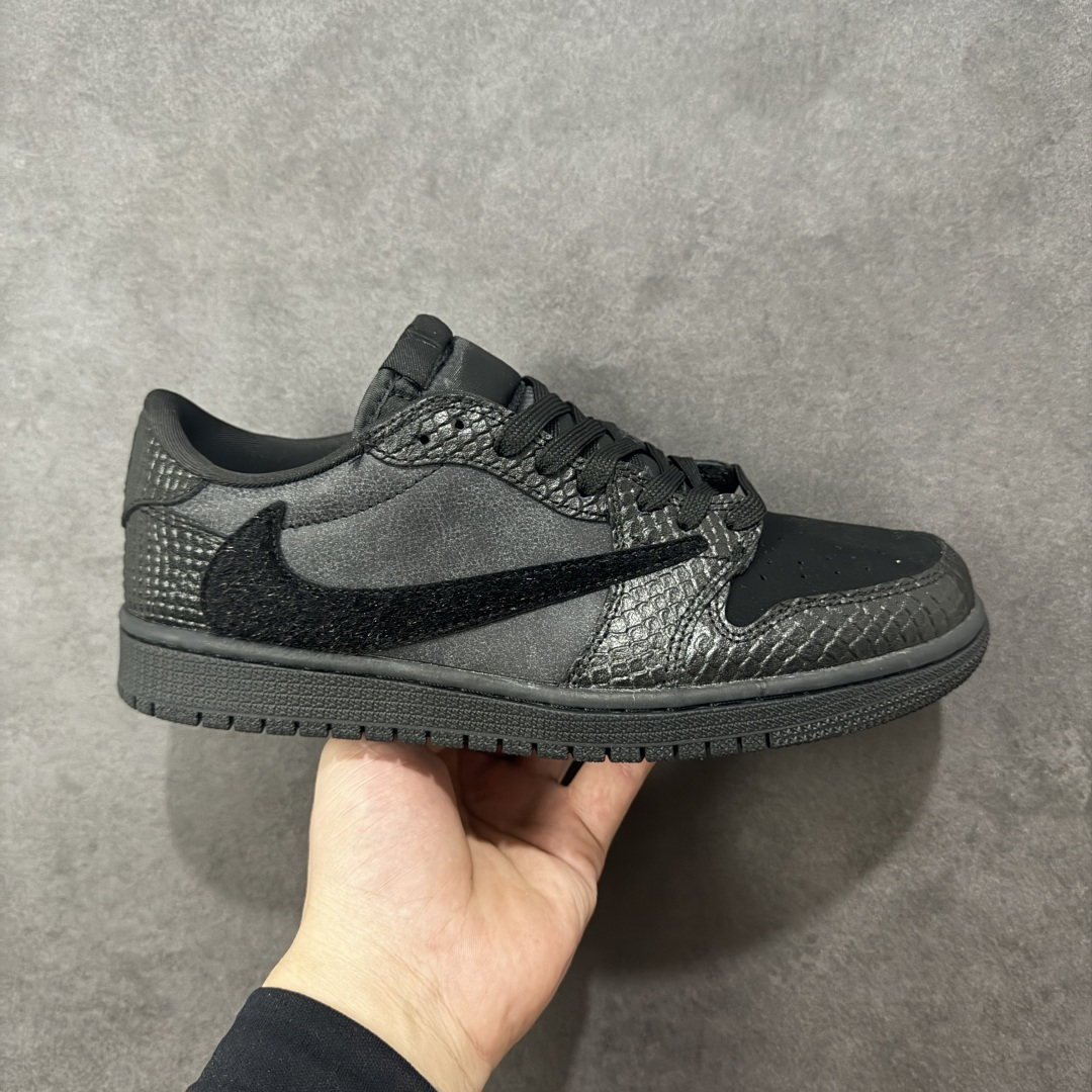 【定制版】Kobe x Travis Scott x Air Jordan 1 Low 科比 x AJ1 低帮 黑武士倒钩 AJ1 乔丹1代 aj1 乔1 低邦 全黑色倒勾 乔丹篮球鞋系列 鞋身整体以黑色为底搭配黑色框架覆盖层，标志性的反钩Swoosh Logo采用黑色毛绒点缀，内侧也辅以黑色毛绒Swoosh Logo呈现，鞋舌等多处TS标志性元素均得以保留；鞋舌绣标上以科比剑鞘Logo呈现，左右后跟的数字8与24采用黑色缝线打造，后跟侧下方印有紫色科比剑鞘Logo，彰显联名身份；最后以黑色中底搭配同色橡胶外底完善整体设计收尾。 货号：LD2028-039 尺码：36 36.5 37.5 38 38.5 39 40 40.5 41 42 42.5 43 44 44.5 45 编码：HXSB330340-选品中心