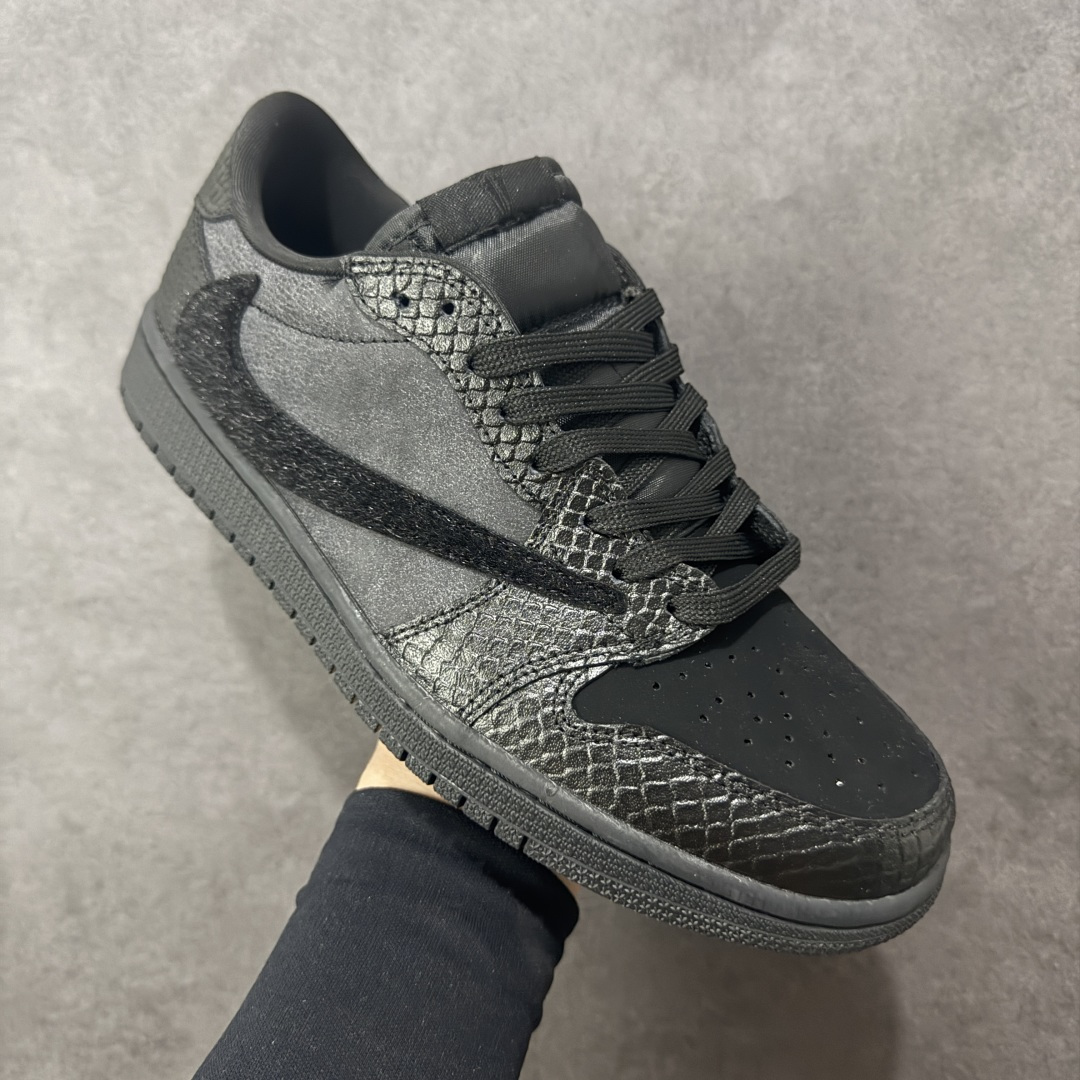 图片[3]-【定制版】Kobe x Travis Scott x Air Jordan 1 Low 科比 x AJ1 低帮 黑武士倒钩 AJ1 乔丹1代 aj1 乔1 低邦 全黑色倒勾 乔丹篮球鞋系列 鞋身整体以黑色为底搭配黑色框架覆盖层，标志性的反钩Swoosh Logo采用黑色毛绒点缀，内侧也辅以黑色毛绒Swoosh Logo呈现，鞋舌等多处TS标志性元素均得以保留；鞋舌绣标上以科比剑鞘Logo呈现，左右后跟的数字8与24采用黑色缝线打造，后跟侧下方印有紫色科比剑鞘Logo，彰显联名身份；最后以黑色中底搭配同色橡胶外底完善整体设计收尾。 货号：LD2028-039 尺码：36 36.5 37.5 38 38.5 39 40 40.5 41 42 42.5 43 44 44.5 45 编码：HXSB330340-选品中心