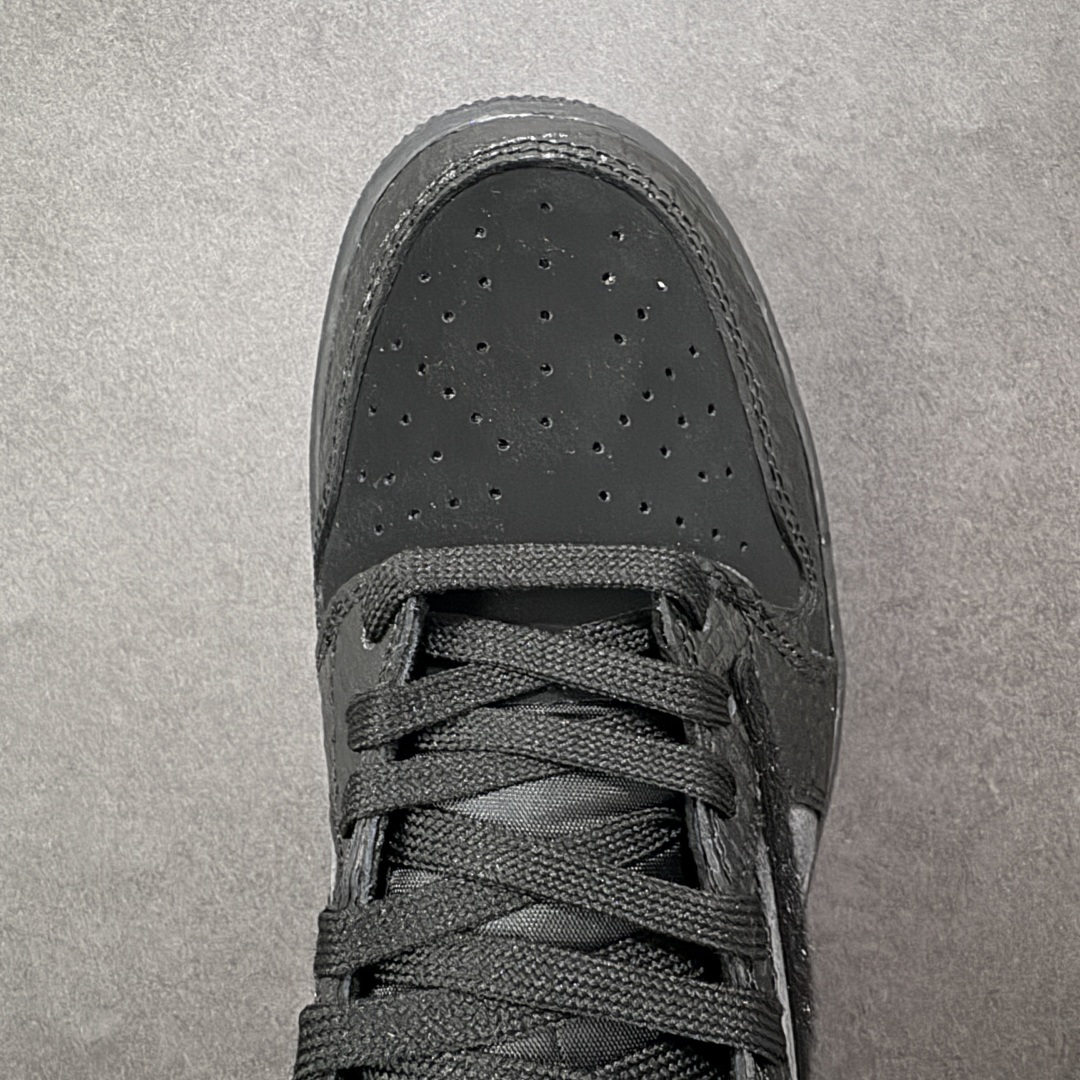 图片[8]-【定制版】Kobe x Travis Scott x Air Jordan 1 Low 科比 x AJ1 低帮 黑武士倒钩 AJ1 乔丹1代 aj1 乔1 低邦 全黑色倒勾 乔丹篮球鞋系列 鞋身整体以黑色为底搭配黑色框架覆盖层，标志性的反钩Swoosh Logo采用黑色毛绒点缀，内侧也辅以黑色毛绒Swoosh Logo呈现，鞋舌等多处TS标志性元素均得以保留；鞋舌绣标上以科比剑鞘Logo呈现，左右后跟的数字8与24采用黑色缝线打造，后跟侧下方印有紫色科比剑鞘Logo，彰显联名身份；最后以黑色中底搭配同色橡胶外底完善整体设计收尾。 货号：LD2028-039 尺码：36 36.5 37.5 38 38.5 39 40 40.5 41 42 42.5 43 44 44.5 45 编码：HXSB330340-选品中心