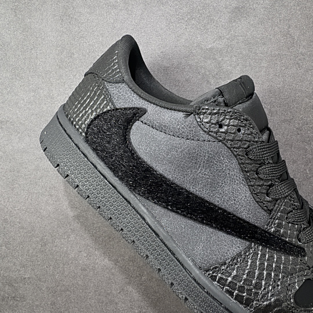 图片[6]-【定制版】Kobe x Travis Scott x Air Jordan 1 Low 科比 x AJ1 低帮 黑武士倒钩 AJ1 乔丹1代 aj1 乔1 低邦 全黑色倒勾 乔丹篮球鞋系列 鞋身整体以黑色为底搭配黑色框架覆盖层，标志性的反钩Swoosh Logo采用黑色毛绒点缀，内侧也辅以黑色毛绒Swoosh Logo呈现，鞋舌等多处TS标志性元素均得以保留；鞋舌绣标上以科比剑鞘Logo呈现，左右后跟的数字8与24采用黑色缝线打造，后跟侧下方印有紫色科比剑鞘Logo，彰显联名身份；最后以黑色中底搭配同色橡胶外底完善整体设计收尾。 货号：LD2028-039 尺码：36 36.5 37.5 38 38.5 39 40 40.5 41 42 42.5 43 44 44.5 45 编码：HXSB330340-选品中心