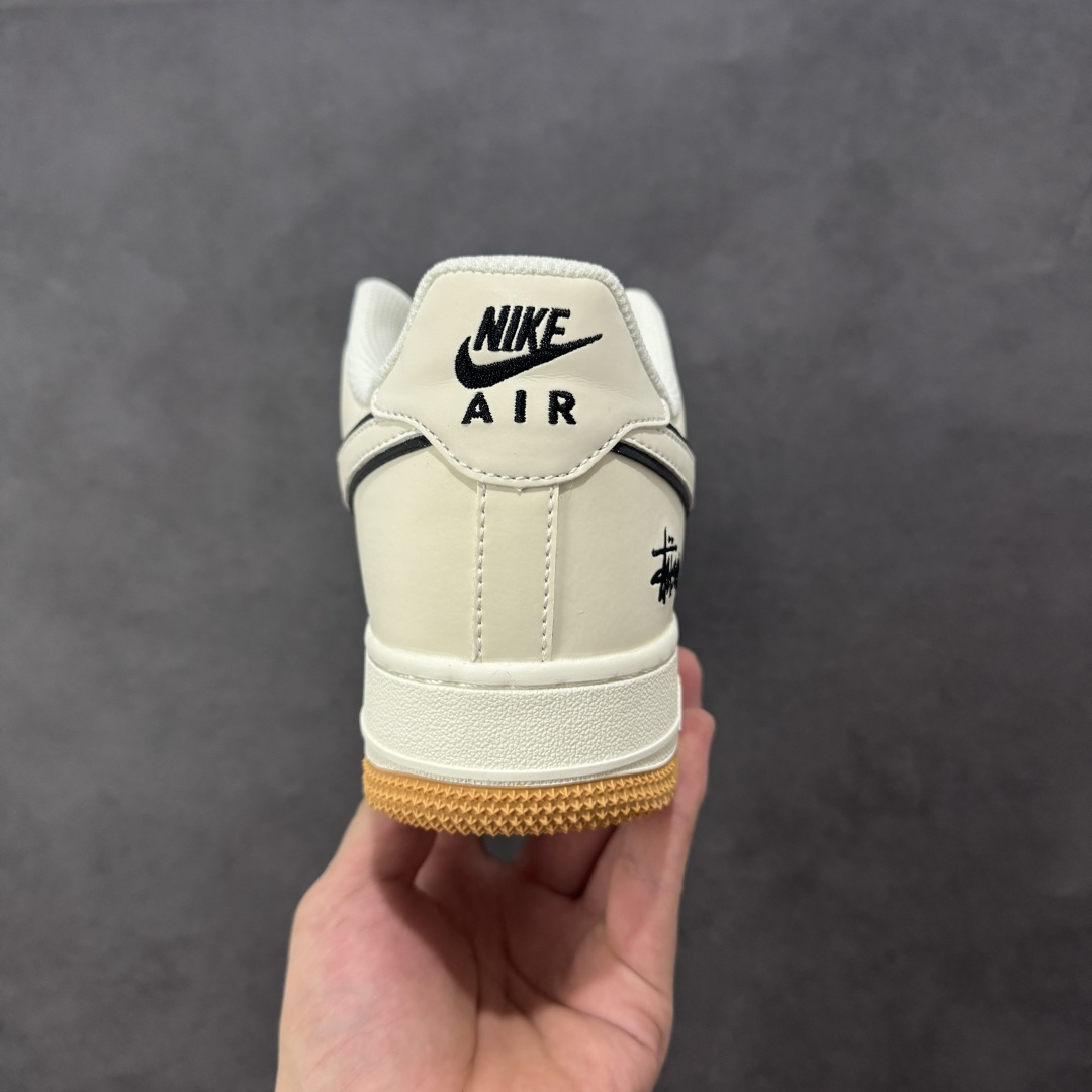 图片[4]-【定制版】NIke Air Force 1 \’07 Low “斯图西联名——米白生胶底”空军一号 低帮 运动鞋 休闲鞋 折边针车 工艺难度大 原楦头原纸板 原装鞋盒 定制五金配件 内置全掌气垫 原厂鞋底 货号：CS5288-055 尺码：36 36.5 37.5 38 38.5 39 40 40.5 41 42 42.5 43 44 44.5 45 编码：HXSA310320-选品中心