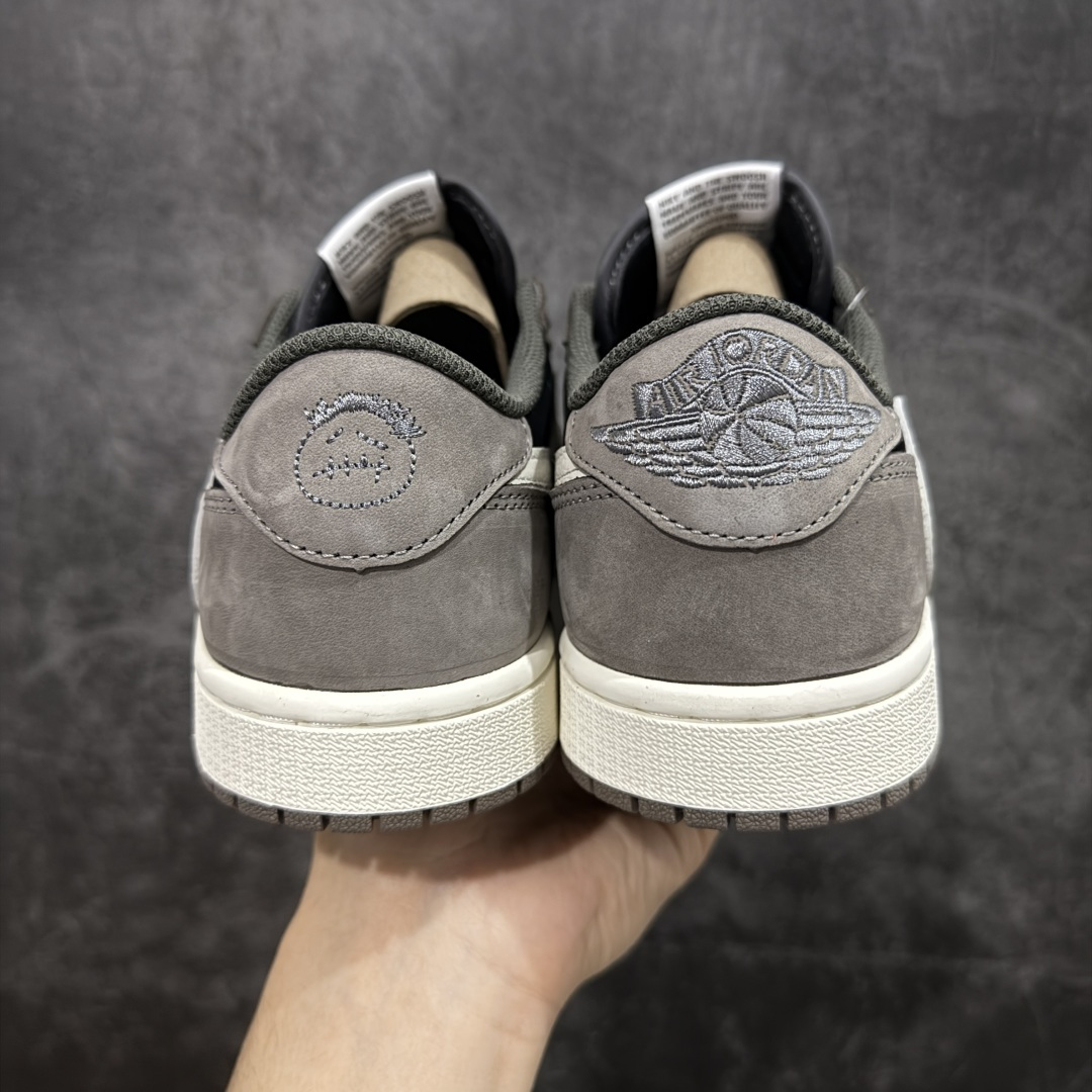 图片[4]-【原厂版】Air Jordan 1 x Travis Scott AJ1 x TS联名黑棕白倒钩低帮 DM7866-001 超级强悍品质 可对比市场各大纯原版本 专业aj大厂出品 对细节的把控毋庸置疑 材料也是用最接近原鞋的头层皮料 所有地方都没有做到减配 原厂鞋楦打造完美鞋型 整体鞋型以及后跟做的弧度做的非常好 鞋带为原厂打蜡鞋带 粗细程度同步原鞋 裁片清洁度到位 无明显瑕疵毛边 免修产品 正确针车 该重针 该有尖角的地方都有做到 鞋价格非常香 转手可闭眼卖高价 到手各位就知道货有多好 绝对秒杀一切同价格货品 尺码：40-47.5-选品中心