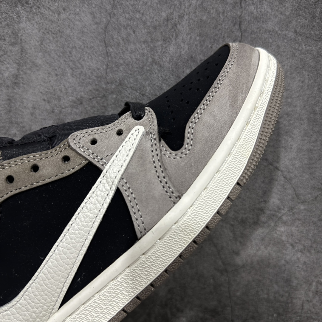 图片[6]-【原厂版】Air Jordan 1 x Travis Scott AJ1 x TS联名黑棕白倒钩低帮 DM7866-001 超级强悍品质 可对比市场各大纯原版本 专业aj大厂出品 对细节的把控毋庸置疑 材料也是用最接近原鞋的头层皮料 所有地方都没有做到减配 原厂鞋楦打造完美鞋型 整体鞋型以及后跟做的弧度做的非常好 鞋带为原厂打蜡鞋带 粗细程度同步原鞋 裁片清洁度到位 无明显瑕疵毛边 免修产品 正确针车 该重针 该有尖角的地方都有做到 鞋价格非常香 转手可闭眼卖高价 到手各位就知道货有多好 绝对秒杀一切同价格货品 尺码：40-47.5-选品中心