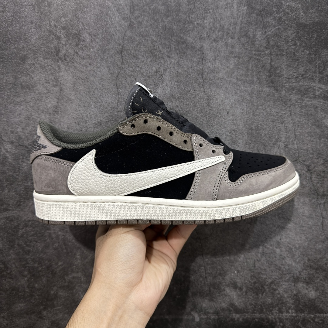 【原厂版】Air Jordan 1 x Travis Scott AJ1 x TS联名黑棕白倒钩低帮 DM7866-001 超级强悍品质 可对比市场各大纯原版本 专业aj大厂出品 对细节的把控毋庸置疑 材料也是用最接近原鞋的头层皮料 所有地方都没有做到减配 原厂鞋楦打造完美鞋型 整体鞋型以及后跟做的弧度做的非常好 鞋带为原厂打蜡鞋带 粗细程度同步原鞋 裁片清洁度到位 无明显瑕疵毛边 免修产品 正确针车 该重针 该有尖角的地方都有做到 鞋价格非常香 转手可闭眼卖高价 到手各位就知道货有多好 绝对秒杀一切同价格货品 尺码：40-47.5-选品中心