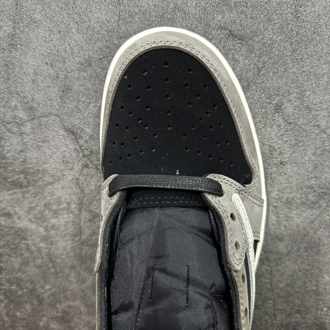 图片[5]-【原厂版】Air Jordan 1 x Travis Scott AJ1 x TS联名黑棕白倒钩低帮 DM7866-001 超级强悍品质 可对比市场各大纯原版本 专业aj大厂出品 对细节的把控毋庸置疑 材料也是用最接近原鞋的头层皮料 所有地方都没有做到减配 原厂鞋楦打造完美鞋型 整体鞋型以及后跟做的弧度做的非常好 鞋带为原厂打蜡鞋带 粗细程度同步原鞋 裁片清洁度到位 无明显瑕疵毛边 免修产品 正确针车 该重针 该有尖角的地方都有做到 鞋价格非常香 转手可闭眼卖高价 到手各位就知道货有多好 绝对秒杀一切同价格货品 尺码：40-47.5-选品中心