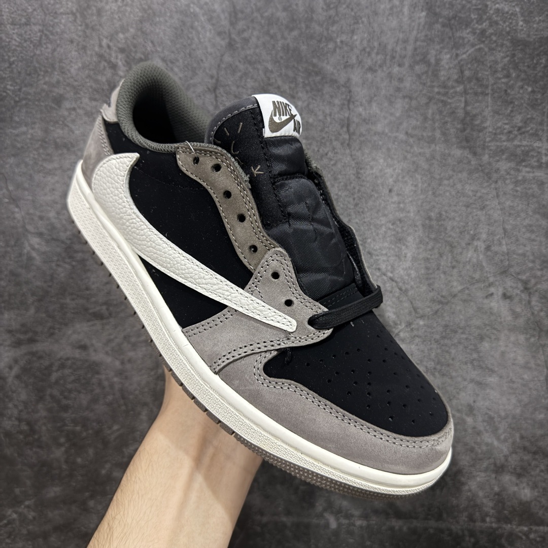 图片[3]-【原厂版】Air Jordan 1 x Travis Scott AJ1 x TS联名黑棕白倒钩低帮 DM7866-001 超级强悍品质 可对比市场各大纯原版本 专业aj大厂出品 对细节的把控毋庸置疑 材料也是用最接近原鞋的头层皮料 所有地方都没有做到减配 原厂鞋楦打造完美鞋型 整体鞋型以及后跟做的弧度做的非常好 鞋带为原厂打蜡鞋带 粗细程度同步原鞋 裁片清洁度到位 无明显瑕疵毛边 免修产品 正确针车 该重针 该有尖角的地方都有做到 鞋价格非常香 转手可闭眼卖高价 到手各位就知道货有多好 绝对秒杀一切同价格货品 尺码：40-47.5-选品中心