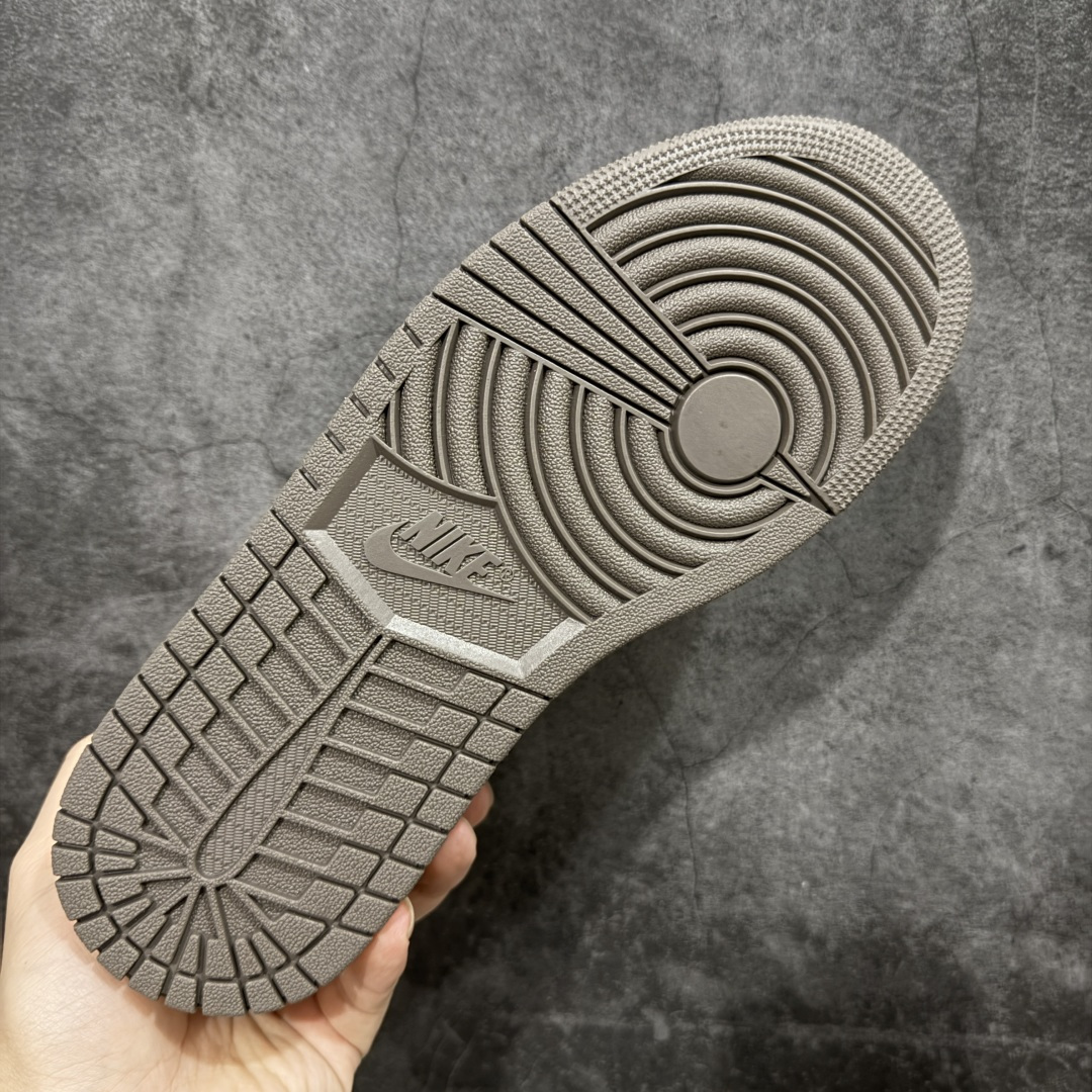 图片[9]-【原厂版】Air Jordan 1 x Travis Scott AJ1 x TS联名黑棕白倒钩低帮 DM7866-001 超级强悍品质 可对比市场各大纯原版本 专业aj大厂出品 对细节的把控毋庸置疑 材料也是用最接近原鞋的头层皮料 所有地方都没有做到减配 原厂鞋楦打造完美鞋型 整体鞋型以及后跟做的弧度做的非常好 鞋带为原厂打蜡鞋带 粗细程度同步原鞋 裁片清洁度到位 无明显瑕疵毛边 免修产品 正确针车 该重针 该有尖角的地方都有做到 鞋价格非常香 转手可闭眼卖高价 到手各位就知道货有多好 绝对秒杀一切同价格货品 尺码：40-47.5-选品中心