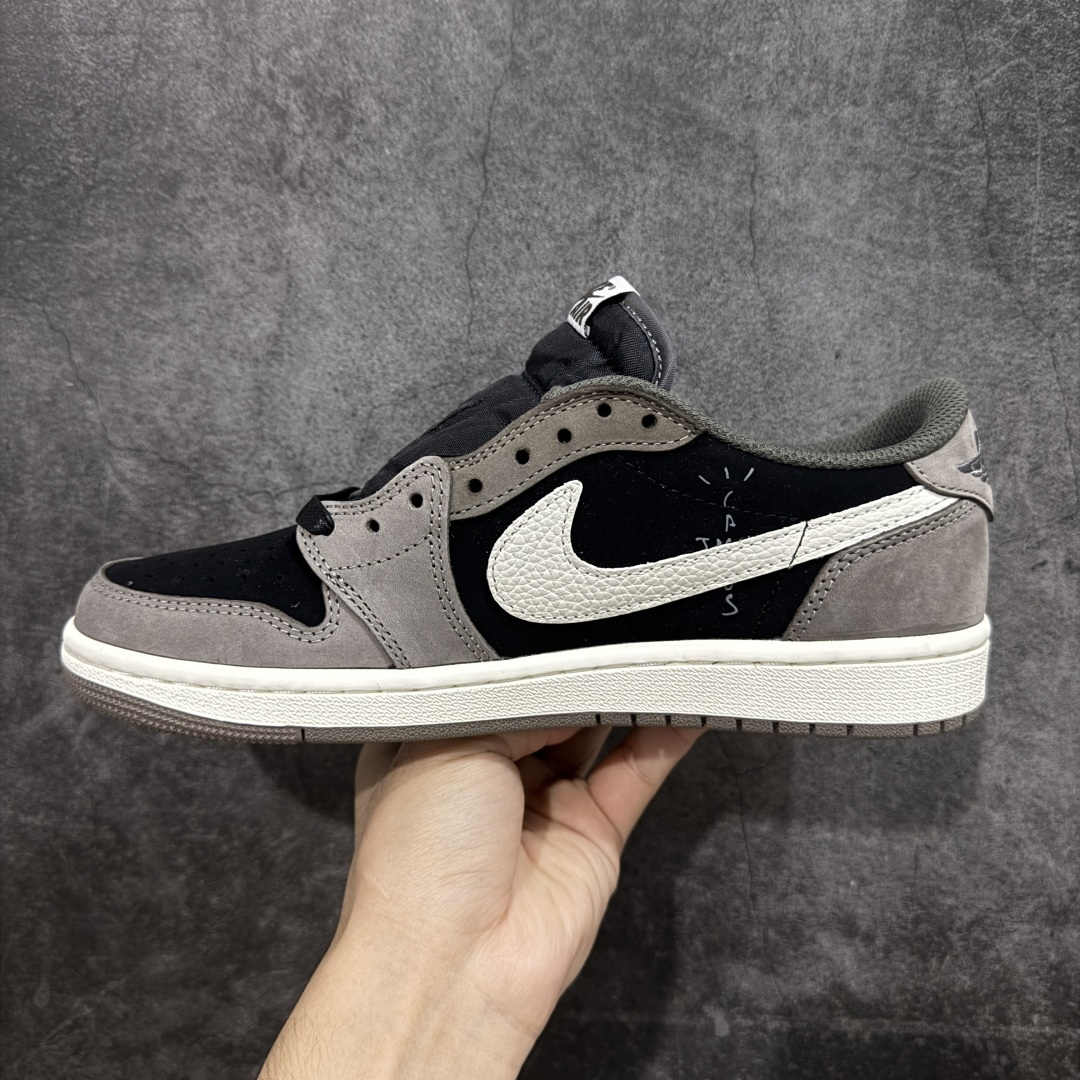 图片[2]-【原厂版】Air Jordan 1 x Travis Scott AJ1 x TS联名黑棕白倒钩低帮 DM7866-001 超级强悍品质 可对比市场各大纯原版本 专业aj大厂出品 对细节的把控毋庸置疑 材料也是用最接近原鞋的头层皮料 所有地方都没有做到减配 原厂鞋楦打造完美鞋型 整体鞋型以及后跟做的弧度做的非常好 鞋带为原厂打蜡鞋带 粗细程度同步原鞋 裁片清洁度到位 无明显瑕疵毛边 免修产品 正确针车 该重针 该有尖角的地方都有做到 鞋价格非常香 转手可闭眼卖高价 到手各位就知道货有多好 绝对秒杀一切同价格货品 尺码：40-47.5-选品中心