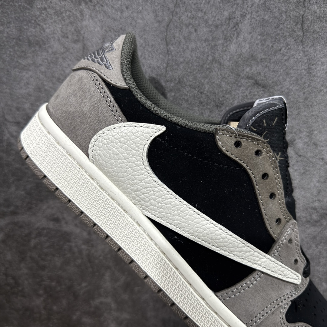 图片[7]-【原厂版】Air Jordan 1 x Travis Scott AJ1 x TS联名黑棕白倒钩低帮 DM7866-001 超级强悍品质 可对比市场各大纯原版本 专业aj大厂出品 对细节的把控毋庸置疑 材料也是用最接近原鞋的头层皮料 所有地方都没有做到减配 原厂鞋楦打造完美鞋型 整体鞋型以及后跟做的弧度做的非常好 鞋带为原厂打蜡鞋带 粗细程度同步原鞋 裁片清洁度到位 无明显瑕疵毛边 免修产品 正确针车 该重针 该有尖角的地方都有做到 鞋价格非常香 转手可闭眼卖高价 到手各位就知道货有多好 绝对秒杀一切同价格货品 尺码：40-47.5-选品中心